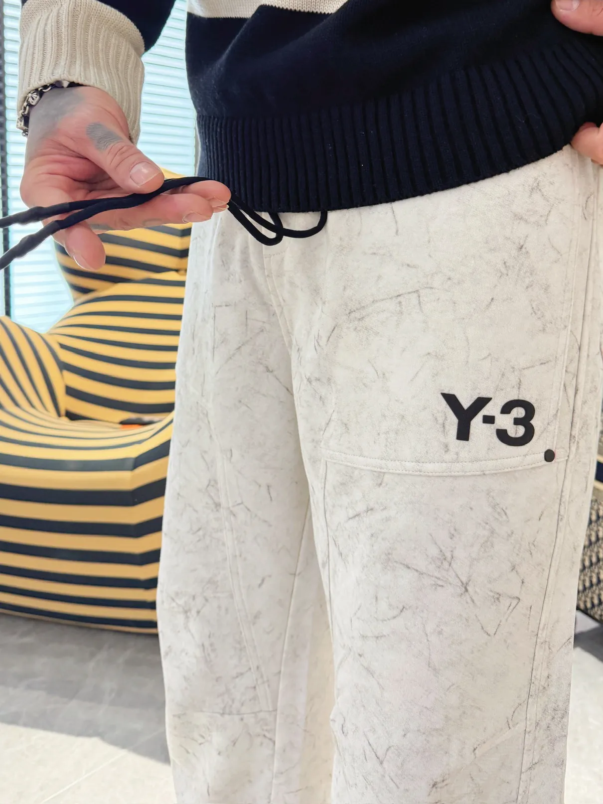 Y 3 🆕2026 Autumn and Winter New Arrival trousers and casual pants🎁 are on sale simultaneously on the official website. Brand Classic LOGO casual pants, customized fabrics, excellent comfort and strong touch. Highly recognisable, perfect appearance and craftsmanship. Size:M-3XL
