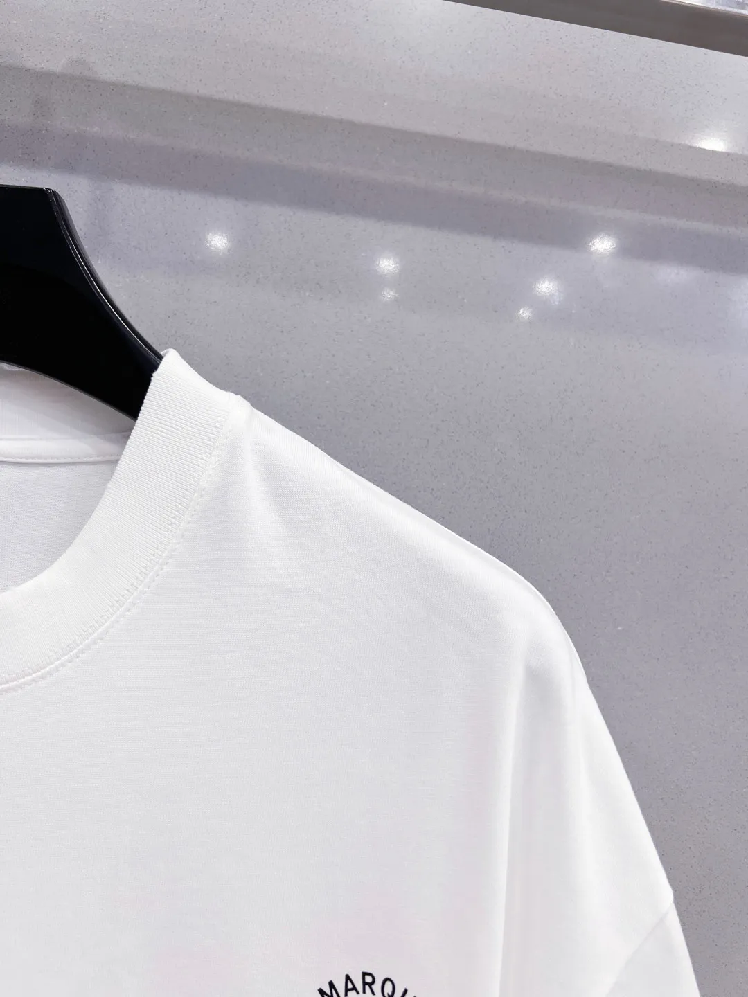2026SS Spring and Summer Newest Arrival round neck fashionable short-sleeved T-shirt, synchronized with the official website, pure cotton fabric at the counter! It is close to the skin and comfortable, durable and easy to wear. The collar, cuffs and hem are all distressed and frayed. Classic simple logo design. The original craftsmanship is meticulous. Men and women have the same style. Sizes S-XXL