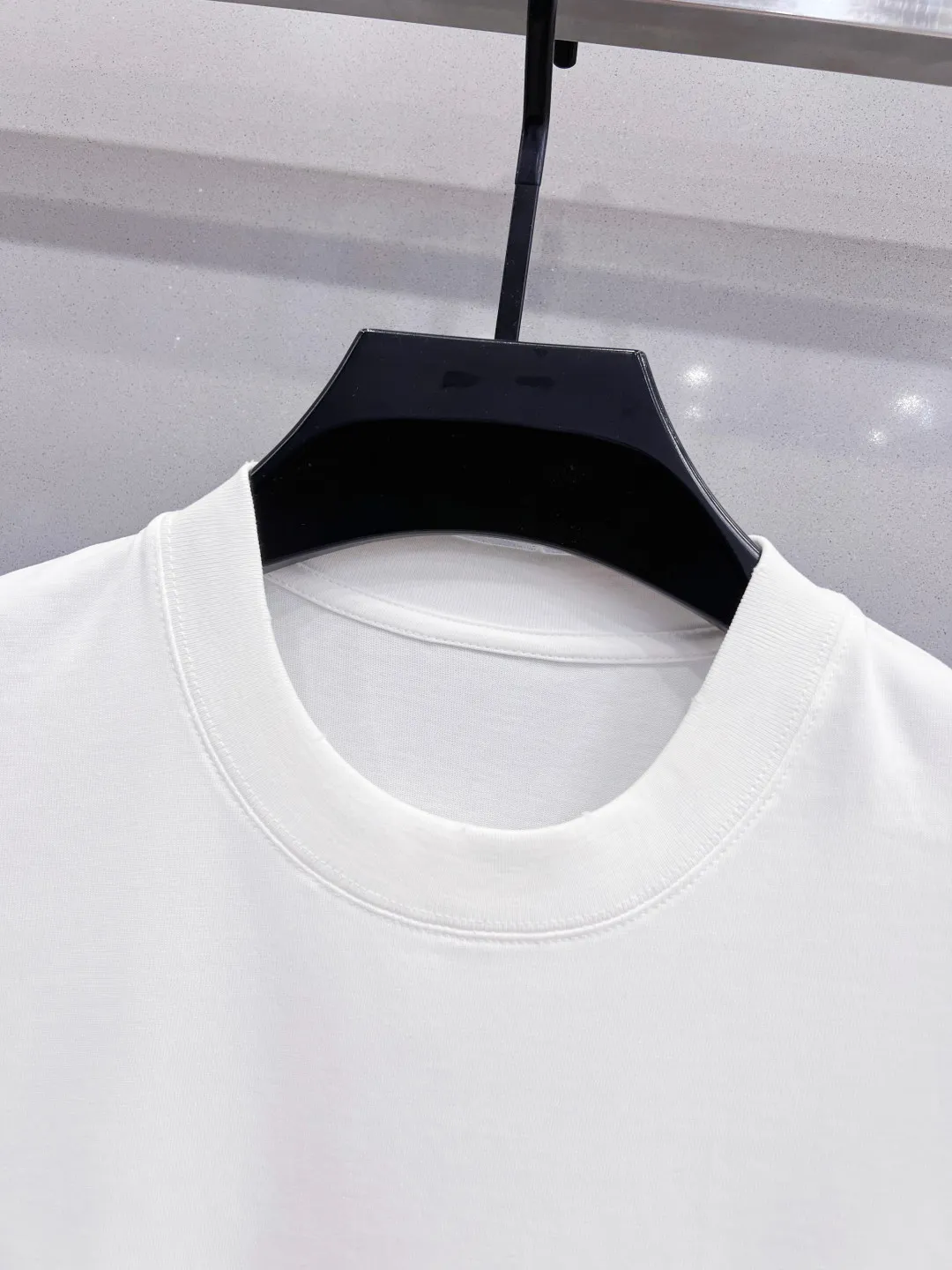 2026SS Spring and Summer Newest Arrival round neck fashionable short-sleeved T-shirt, synchronized with the official website, pure cotton fabric at the counter! It is close to the skin and comfortable, durable and easy to wear. The collar, cuffs and hem are all distressed and frayed. Classic simple logo design. The original craftsmanship is meticulous. Men and women have the same style. Sizes S-XXL