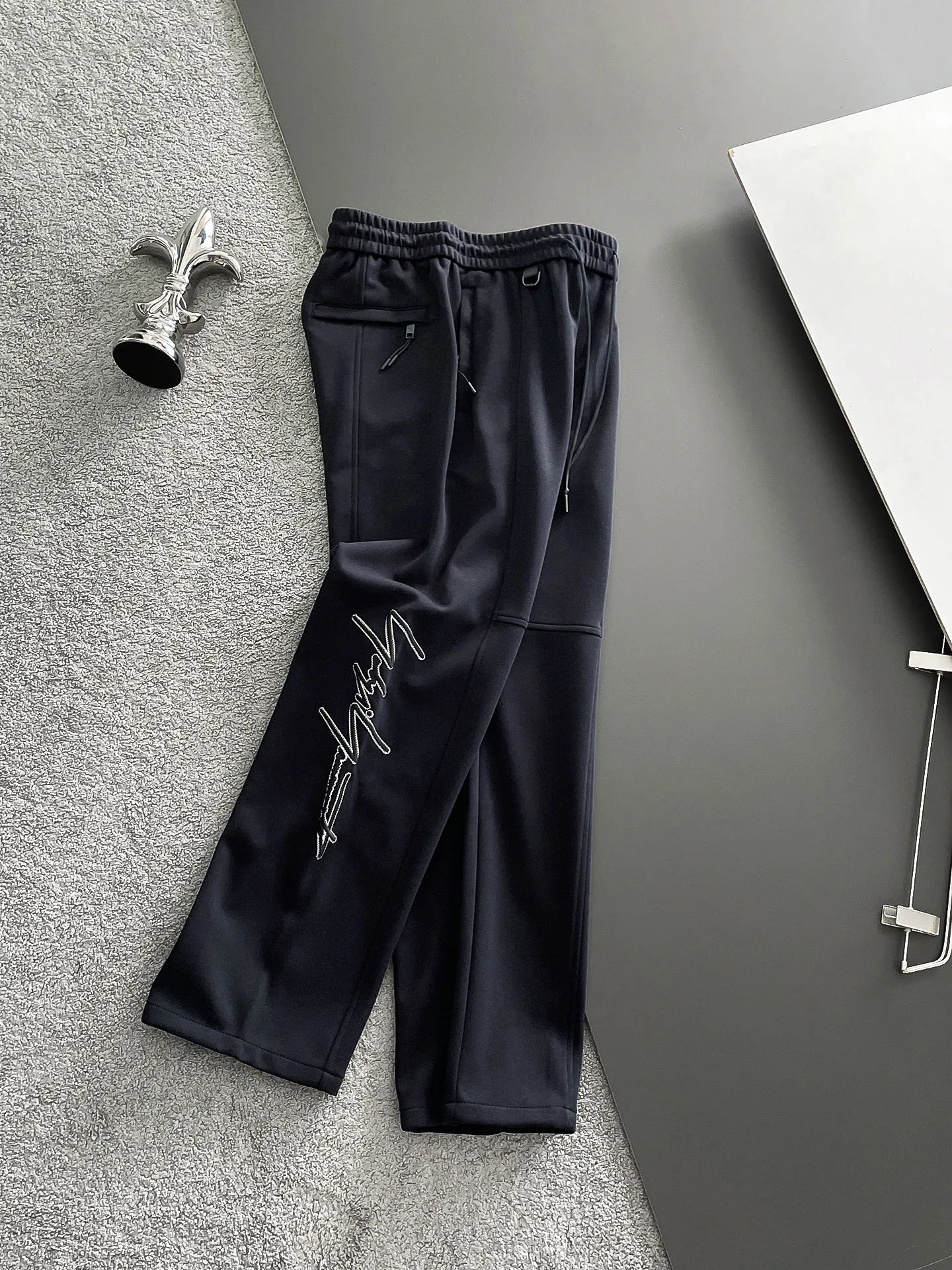 Y 3 [Higher version] The latest products for autumn and winter 2026, available at the counter simultaneously, original goods, fashionable casual trousers and casual pants, using imported original fabrics, top-grade embroidery 🪡 craft letter pattern logo, original hardware accessories decoration, simple yet fashionable, fashionable and handsome upper body, Sizes: M-3XL