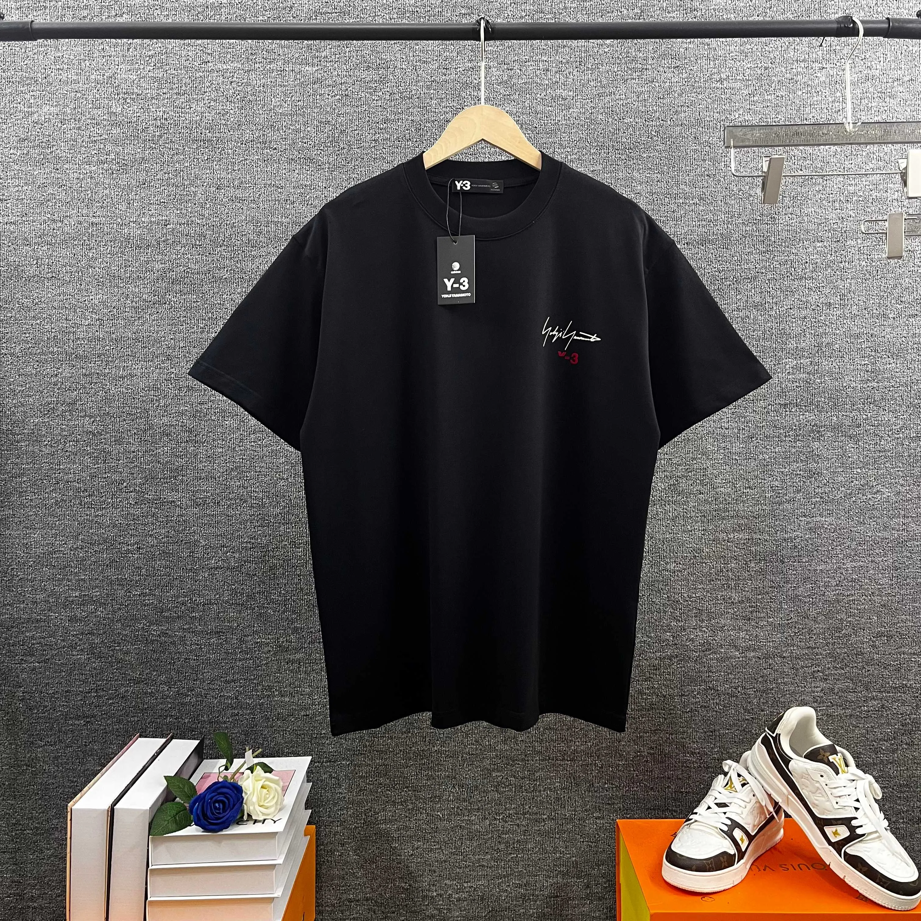 Y 3* * *yoji 2026 Spring and Summer New Arrival Simple signature letters Y-3 flocking technology Double yarn custom plain cotton fabric Short-sleeved T-shirt Men and women Same Style Color: Black White Size: S (90-130 pounds) M (120-150 pounds) L (140-165 pounds) XL (160-180 pounds) XXL (180 pounds)