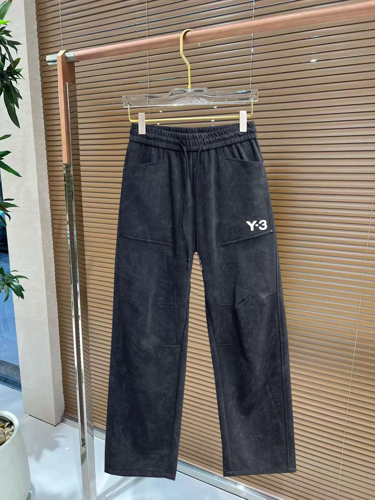 Y 3 🆕2026 Autumn and Winter New Arrival trousers and casual pants🎁 are on sale simultaneously on the official website. Brand Classic LOGO casual pants, customized fabrics, excellent comfort and strong touch. Highly recognisable, perfect appearance and craftsmanship. Size:M-3XL