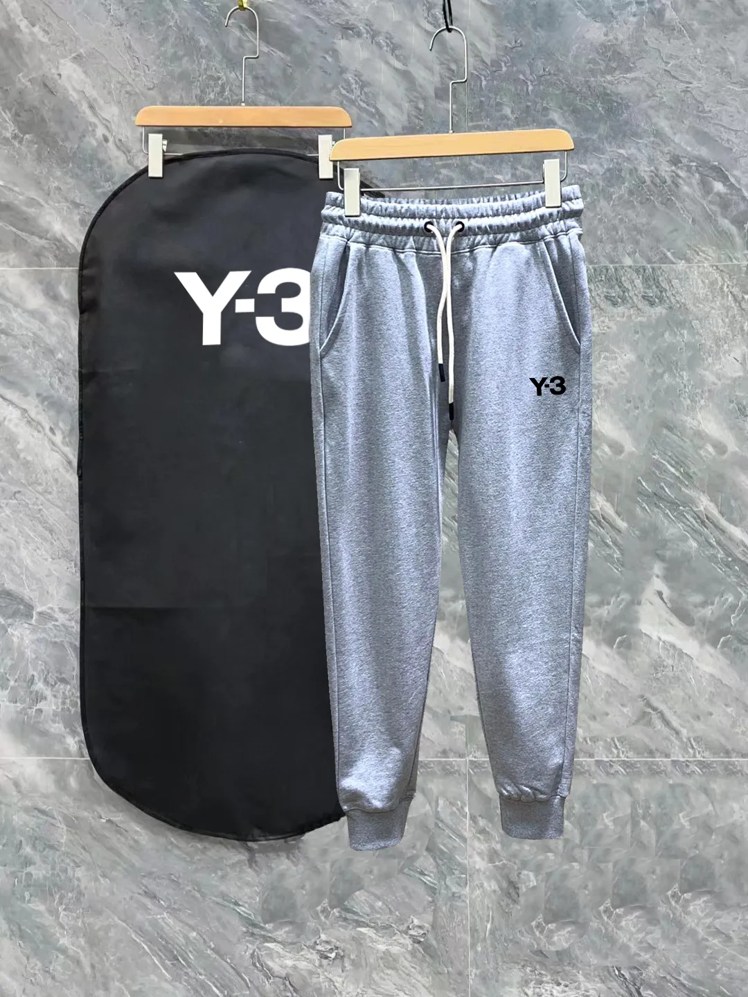 145 Y-3 catwalk style slim-fitting lines with exquisite lines and simple logo sweatpants. Domestic factory export. Supply top brand fabrics. G weight. Compatible with all body shapes. Black and White drawstring design on waist elastic band. Customized drawstring pockets with diagonal pocket design on both sides. There is also a small pocket at the rear. Color: Black Gray Size S-XL