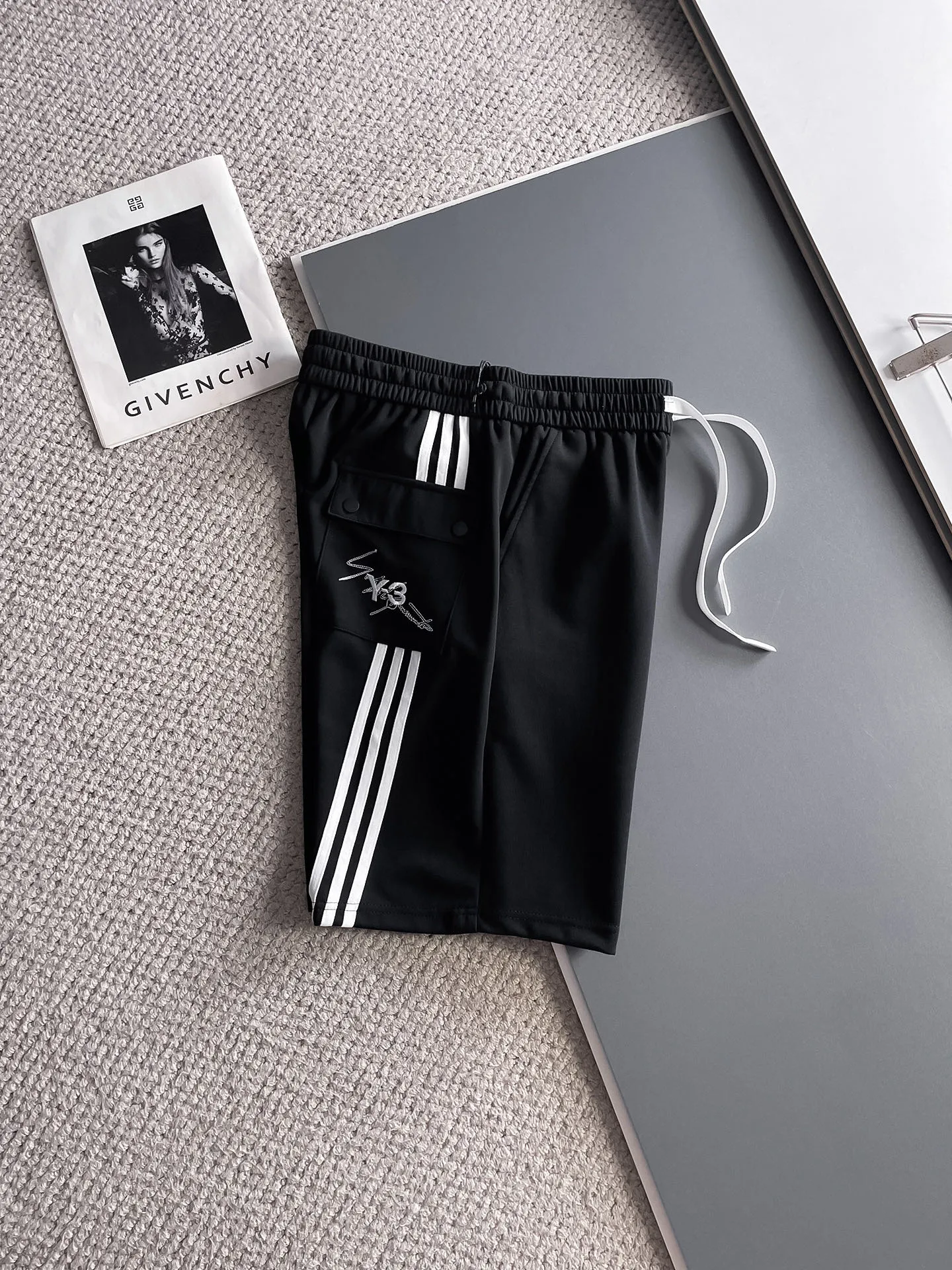 Y 3 Complete three standards 2025 summer New Arrival men's casual shorts, advanced custom-made Breathable fabric Breathable fabric with high stretch and comfort, impeccable details, top-grade accessories, original logo design concept, delicate and soft feel! The upper body fit is awesome! Size: M-XXXL Please state your height and weight when ordering