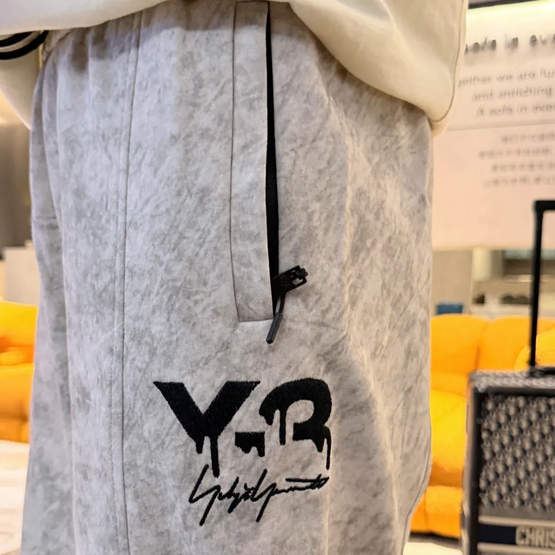 Y 3 [Higher version] The latest products for autumn and winter 2026, available at the counter simultaneously, original goods, fashionable casual trousers and casual pants, using imported original fabrics, top-grade embroidery 🪡 craft letter pattern logo, original hardware accessories decoration, simple yet fashionable, fashionable and handsome upper body, Sizes: M-3XL