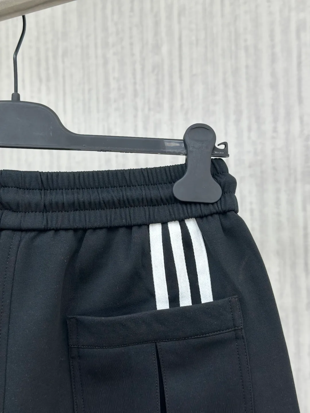 Y 3 2026 Summer New Arrival men's casual shorts, advanced custom fabrics, Breathable comfort, impeccable details, top accessories, original logo design concept, delicate and soft feel! The upper body fit is awesome! Size: M-XXXL Please state your height and weight when ordering
