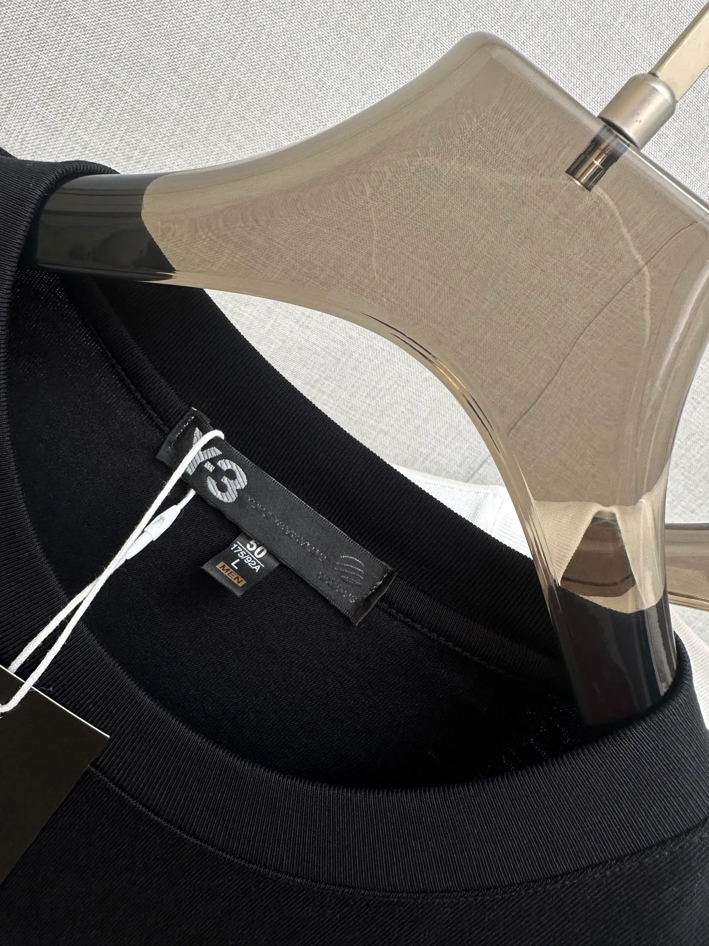 Y 3 2026ss Spring and Summer’s highest version New Arrival first counter New Arrival short-sleeved round neck T-shirt Premium customized design avant-garde and fashionable! Soft to the touch. Comfortable to wear. Exquisite counter-level stitching. Exquisite workmanship. The upper body effect is incomparably handsome! A must-have item for a stylish man! Sizes M—3XL