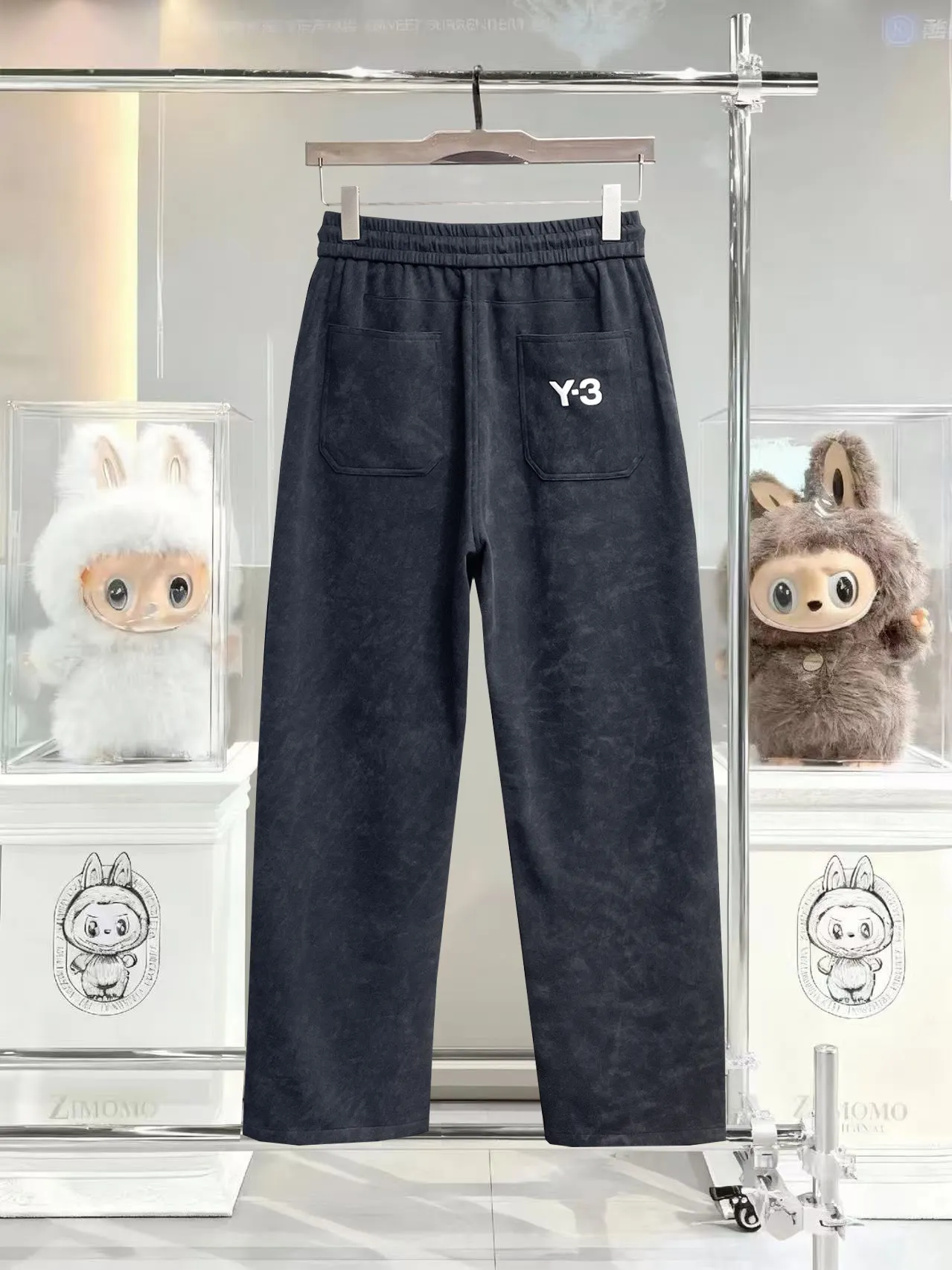 Y 3 🆕2026 Autumn and Winter New Arrival trousers and casual pants🎁 are on sale simultaneously on the official website. Brand Classic LOGO casual pants, customized fabrics, excellent comfort and strong touch. Highly recognisable, perfect appearance and craftsmanship. Size:M-3XL