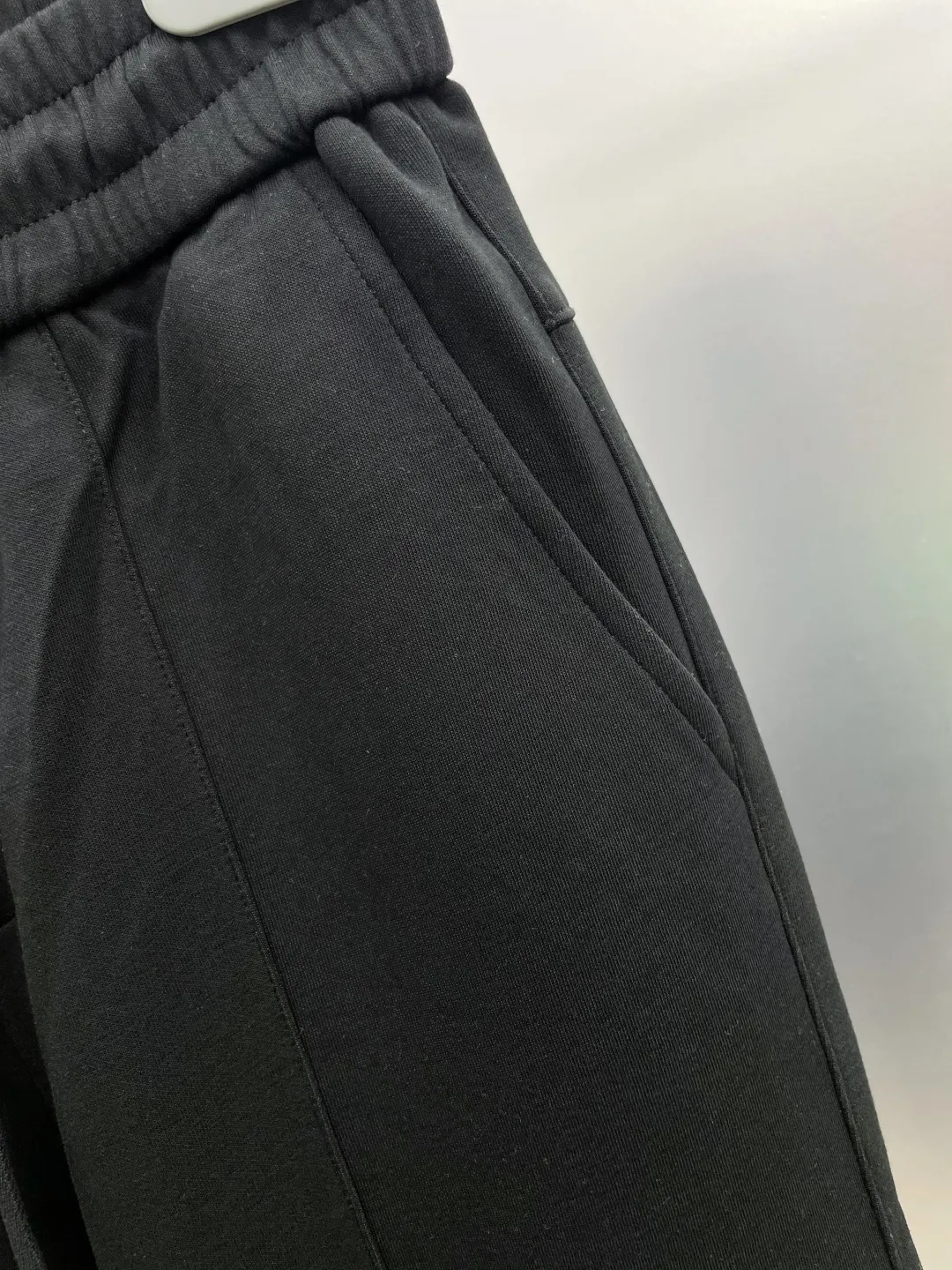 Y 3 Yohji Yamamoto 2026 Autumn and Winter New Arrival brand LOGO casual pants and trousers DD are on sale simultaneously on the official website. Brand Classic LOGO casual pants, customized fabrics, excellent comfort and strong touch. Highly recognisable, perfect appearance and craftsmanship. Size:M-3XL