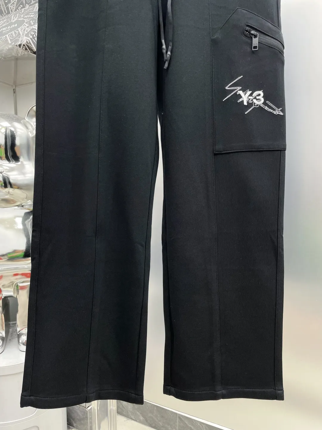 Y 3 Yohji Yamamoto 2026 Autumn and Winter New Arrival brand LOGO casual pants and trousers DD are on sale simultaneously on the official website. Brand Classic LOGO casual pants, customized fabrics, excellent comfort and strong touch. Highly recognisable, perfect appearance and craftsmanship. Size:M-3XL