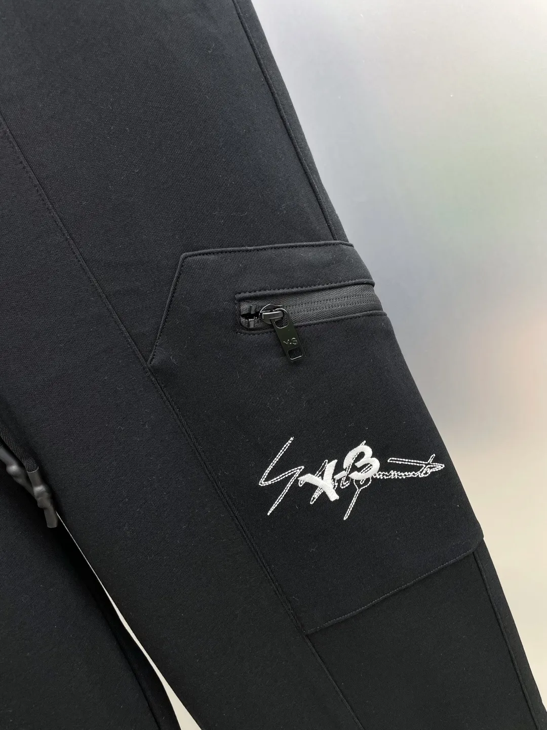 Y 3 Yohji Yamamoto 2026 Autumn and Winter New Arrival brand LOGO casual pants and trousers DD are on sale simultaneously on the official website. Brand Classic LOGO casual pants, customized fabrics, excellent comfort and strong touch. Highly recognisable, perfect appearance and craftsmanship. Size:M-3XL