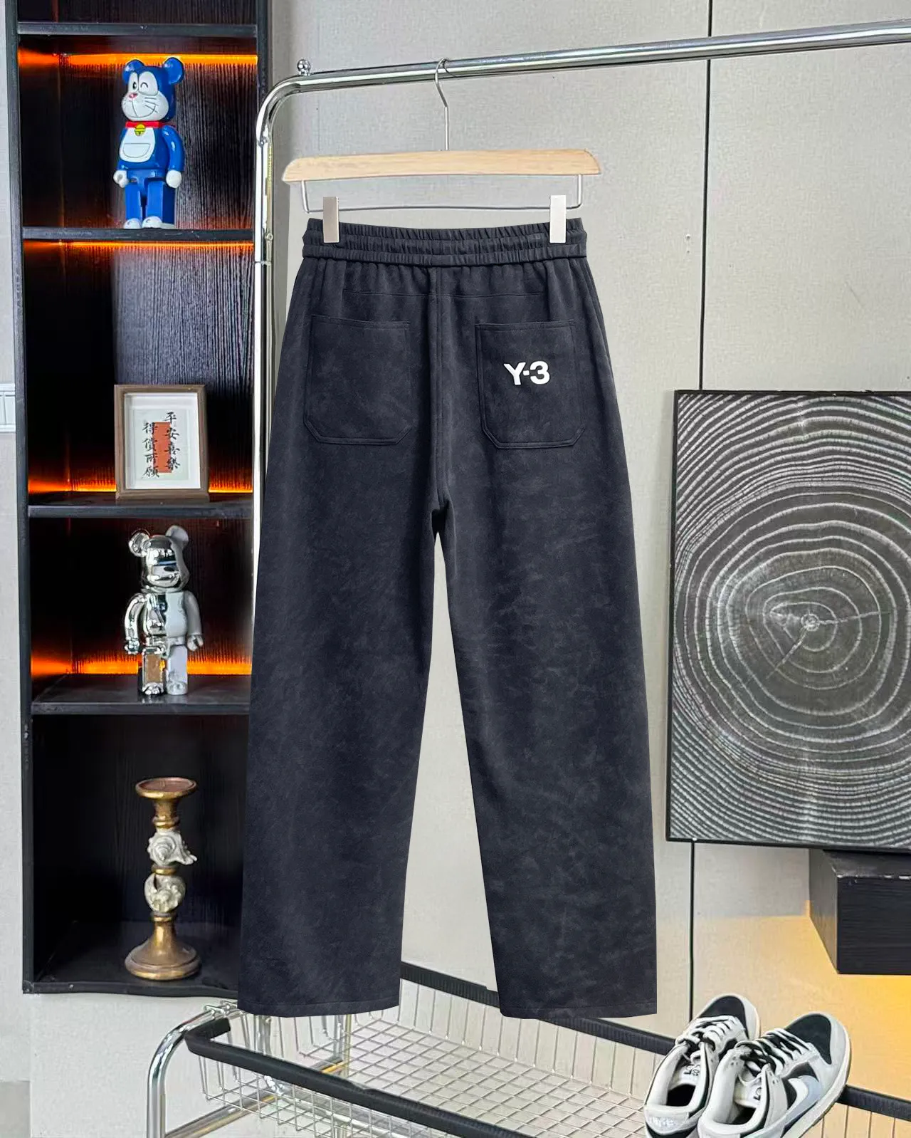 Y 3 🆕2026 Autumn and Winter New Arrival trousers and casual pants🎁 are on sale simultaneously on the official website. Brand Classic LOGO casual pants, customized fabrics, excellent comfort and strong touch. Highly recognisable, perfect appearance and craftsmanship. Size:M-3XL
