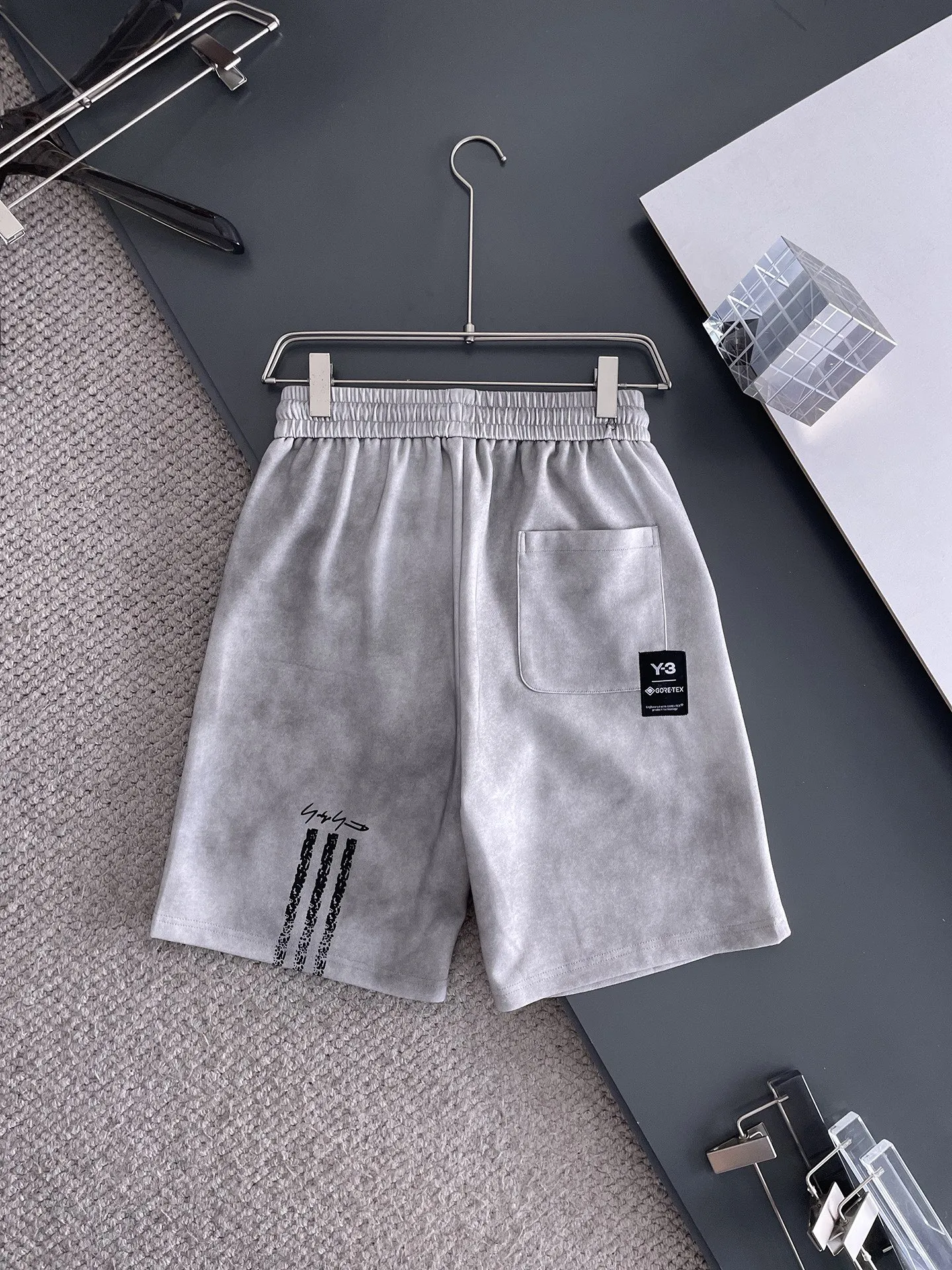Y 3 Complete three standards 2025 summer New Arrival men's casual shorts, advanced custom-made Breathable fabric Breathable fabric with high stretch and comfort, impeccable details, top-grade accessories, original logo design concept, delicate and soft feel! The upper body fit is awesome! Size: M-XXXL Please state your height and weight when ordering
