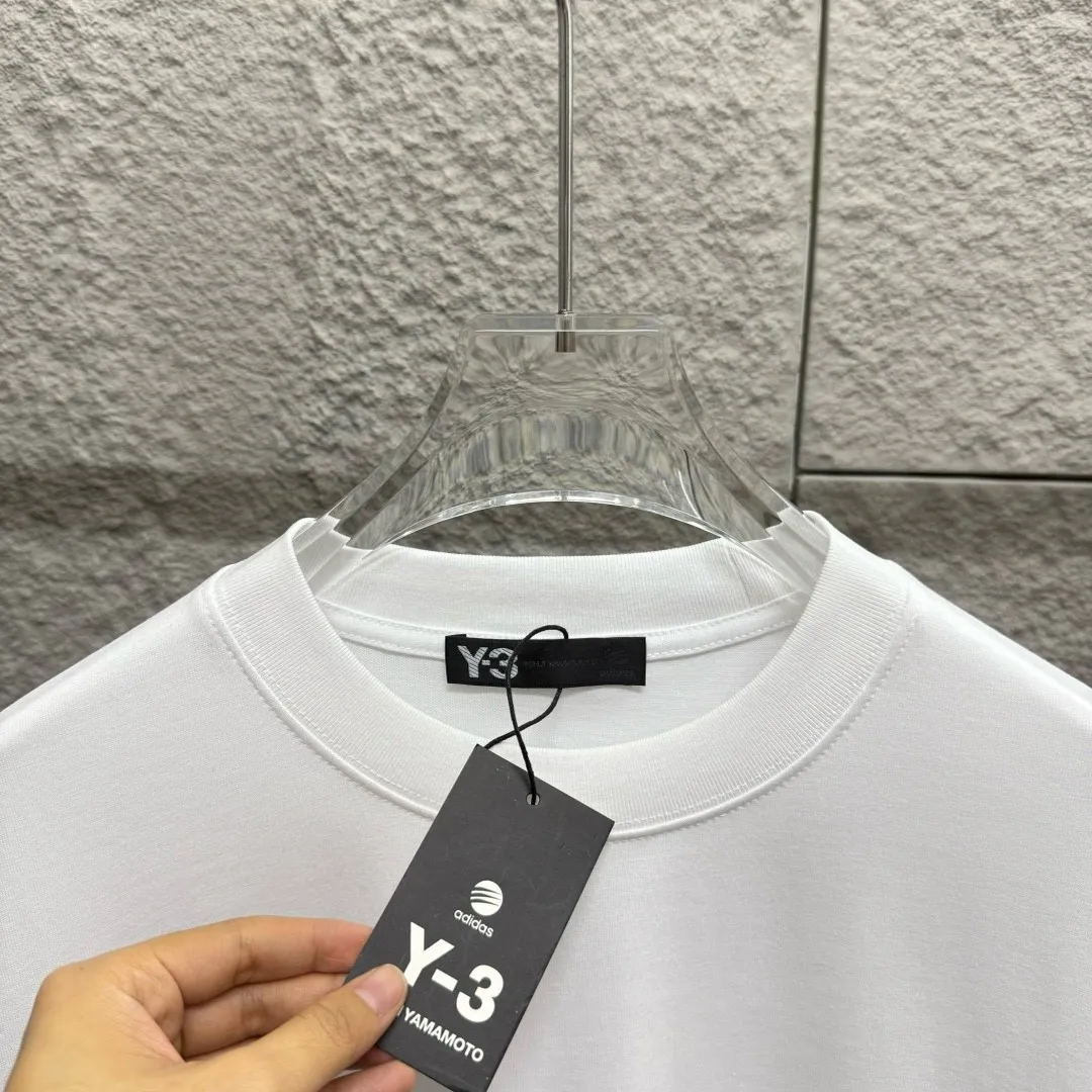 Y 3*Yamamoto*Yoji 2025 Spring and Summer New Arrival Simple signature letter embroidery Y-3 printing on the back Customized double yarn plain cotton fabric Short-sleeved T-shirt Men and women Same Style Size: S (90-130 pounds) M (120-150 pounds) L (140-165 pounds) XL (160-180 pounds) XXL (180 pounds) Color: Black White