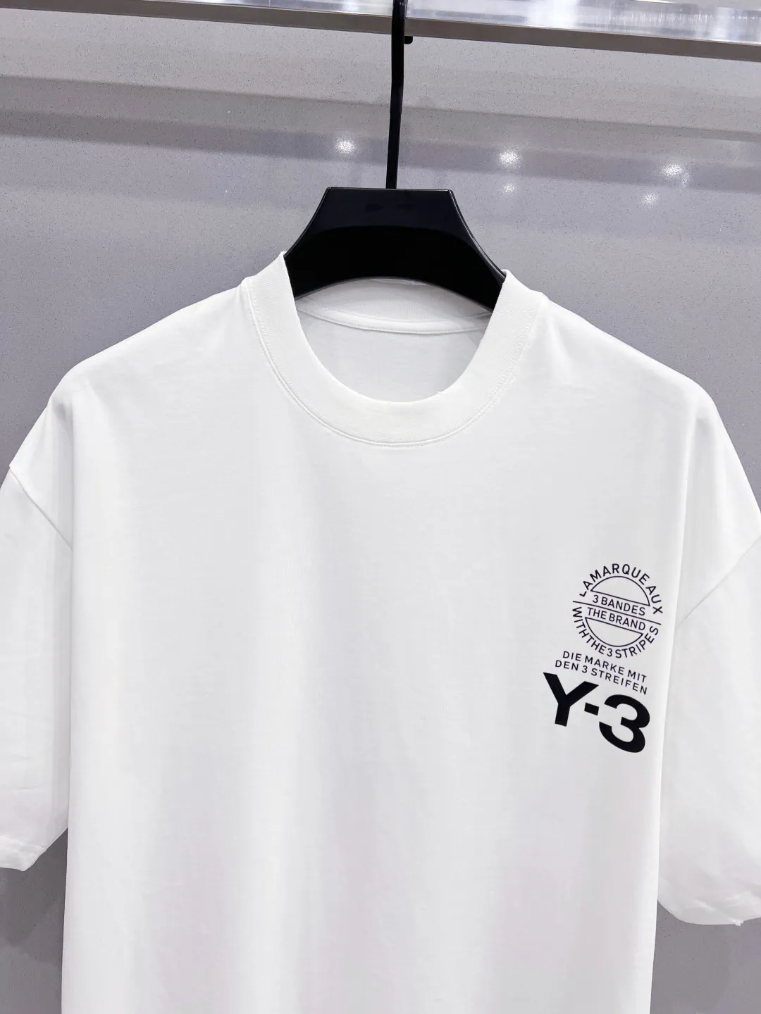 Y-3 2026SS Spring and Summer Newest Arrival round neck fashionable short-sleeved T-shirt, synchronized with the official website, pure cotton fabric at the counter! It is close to the skin and comfortable, durable and easy to wear. The collar, cuffs and hem are all distressed and frayed. Classic simple logo design. The original craftsmanship is meticulous. Men and women have the same style. Sizes S-XXL