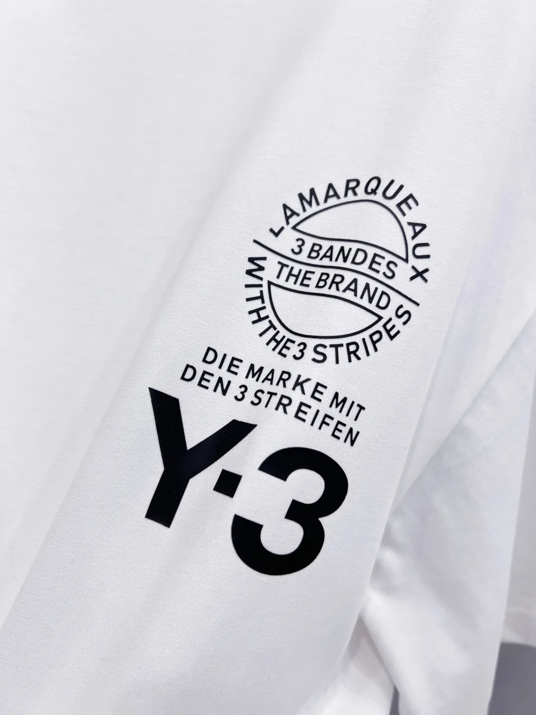 Y-3 2026SS Spring and Summer Newest Arrival round neck fashionable short-sleeved T-shirt, synchronized with the official website, pure cotton fabric at the counter! It is close to the skin and comfortable, durable and easy to wear. The collar, cuffs and hem are all distressed and frayed. Classic simple logo design. The original craftsmanship is meticulous. Men and women have the same style. Sizes S-XXL
