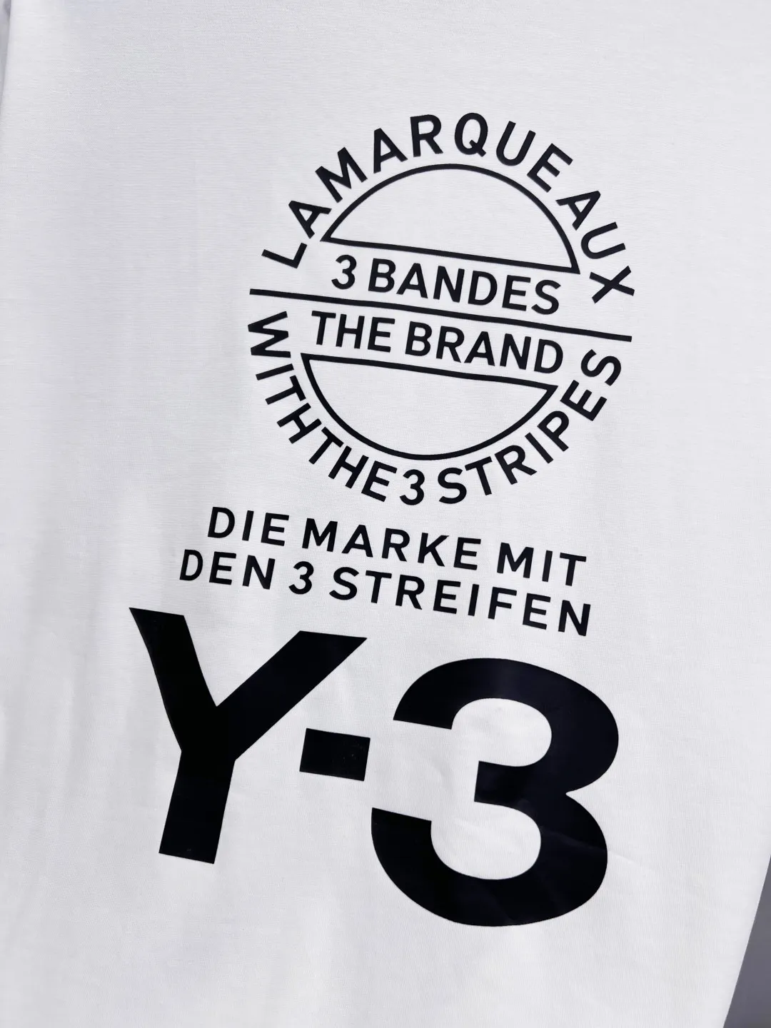 Y-3 2026SS Spring and Summer Newest Arrival round neck fashionable short-sleeved T-shirt, synchronized with the official website, pure cotton fabric at the counter! It is close to the skin and comfortable, durable and easy to wear. The collar, cuffs and hem are all distressed and frayed. Classic simple logo design. The original craftsmanship is meticulous. Men and women have the same style. Sizes S-XXL