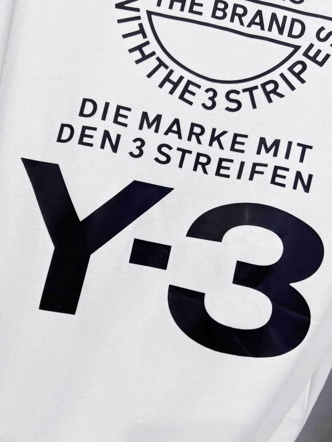 Y-3 2026SS Spring and Summer Newest Arrival round neck fashionable short-sleeved T-shirt, synchronized with the official website, pure cotton fabric at the counter! It is close to the skin and comfortable, durable and easy to wear. The collar, cuffs and hem are all distressed and frayed. Classic simple logo design. The original craftsmanship is meticulous. Men and women have the same style. Sizes S-XXL