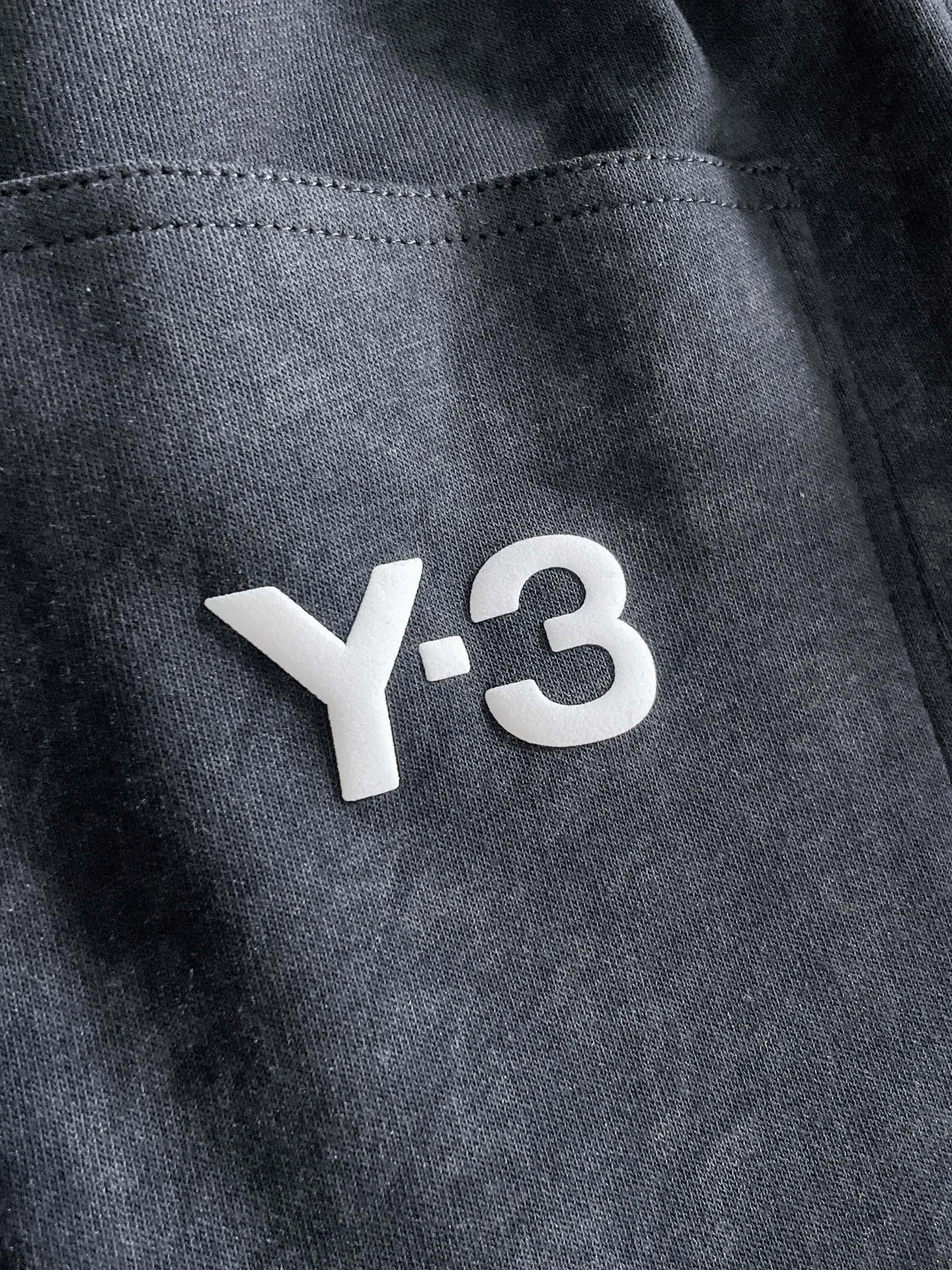 Y 3 🆕2026 Autumn and Winter New Arrival trousers and casual pants🎁 are on sale simultaneously on the official website. Brand Classic LOGO casual pants, customized fabrics, excellent comfort and strong touch. Highly recognisable, perfect appearance and craftsmanship. Size:M-3XL