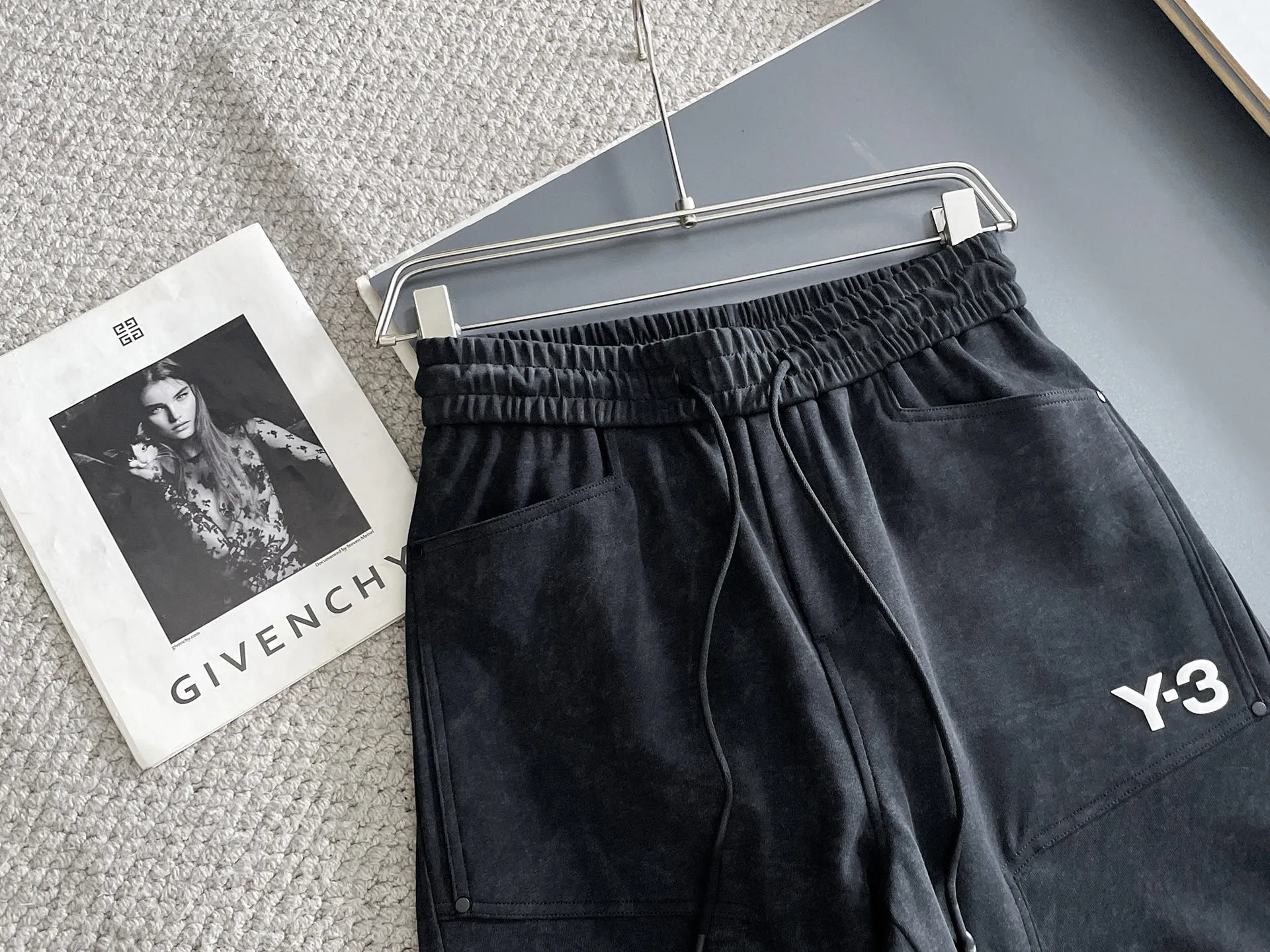 Y 3 🆕2026 Autumn and Winter New Arrival trousers and casual pants🎁 are on sale simultaneously on the official website. Brand Classic LOGO casual pants, customized fabrics, excellent comfort and strong touch. Highly recognisable, perfect appearance and craftsmanship. Size:M-3XL