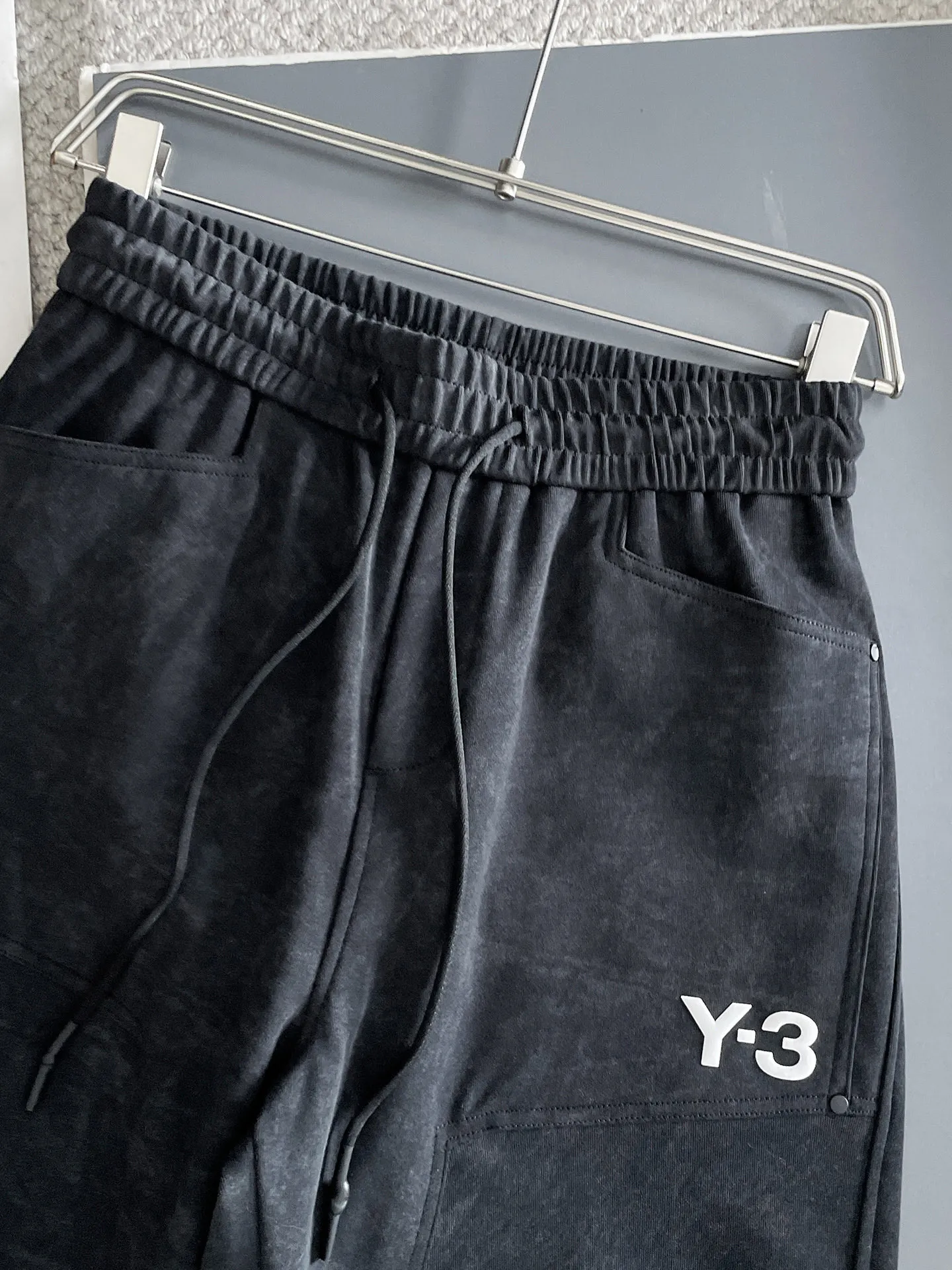 Y 3 🆕2026 Autumn and Winter New Arrival trousers and casual pants🎁 are on sale simultaneously on the official website. Brand Classic LOGO casual pants, customized fabrics, excellent comfort and strong touch. Highly recognisable, perfect appearance and craftsmanship. Size:M-3XL