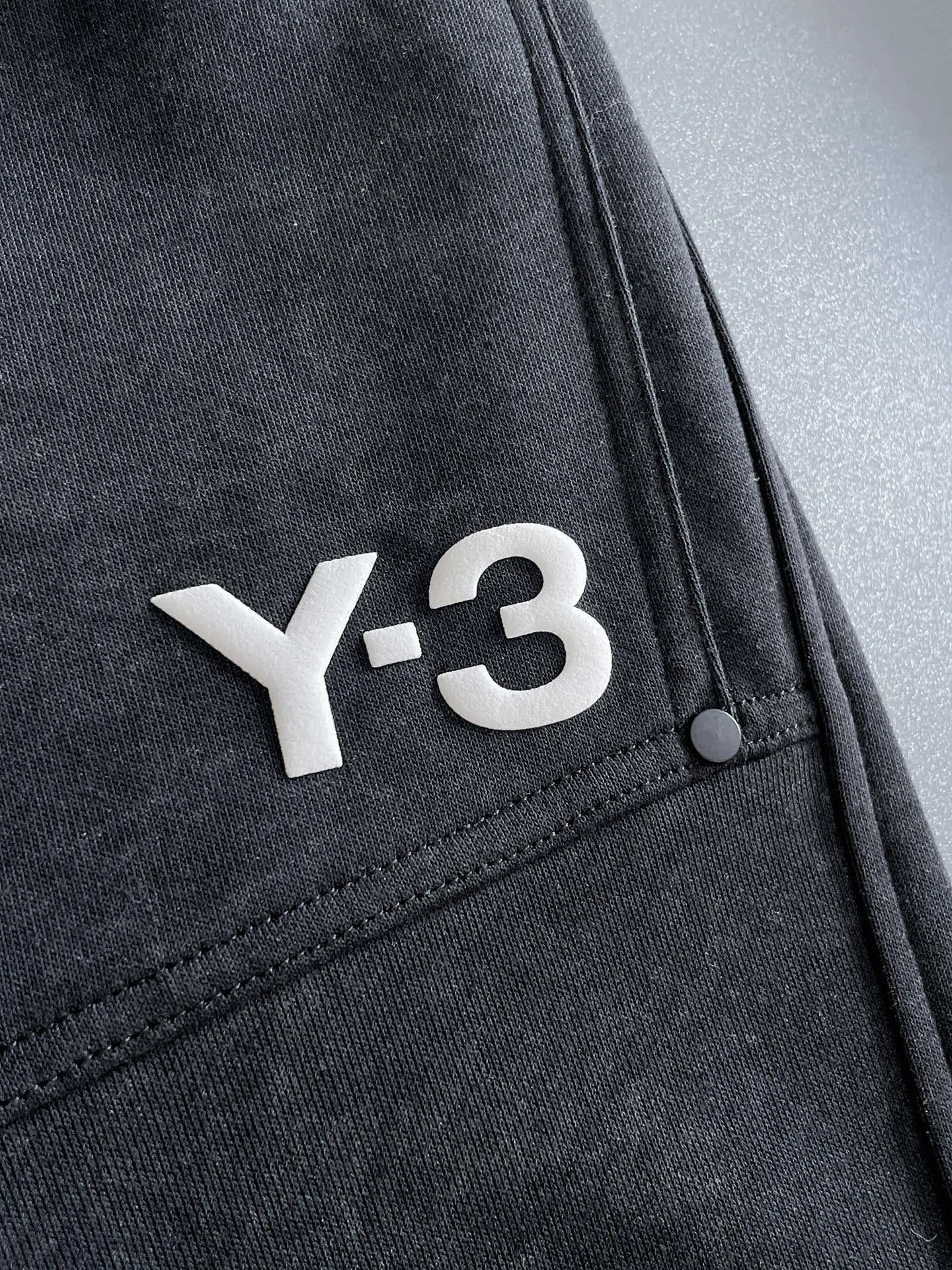 Y 3 🆕2026 Autumn and Winter New Arrival trousers and casual pants🎁 are on sale simultaneously on the official website. Brand Classic LOGO casual pants, customized fabrics, excellent comfort and strong touch. Highly recognisable, perfect appearance and craftsmanship. Size:M-3XL
