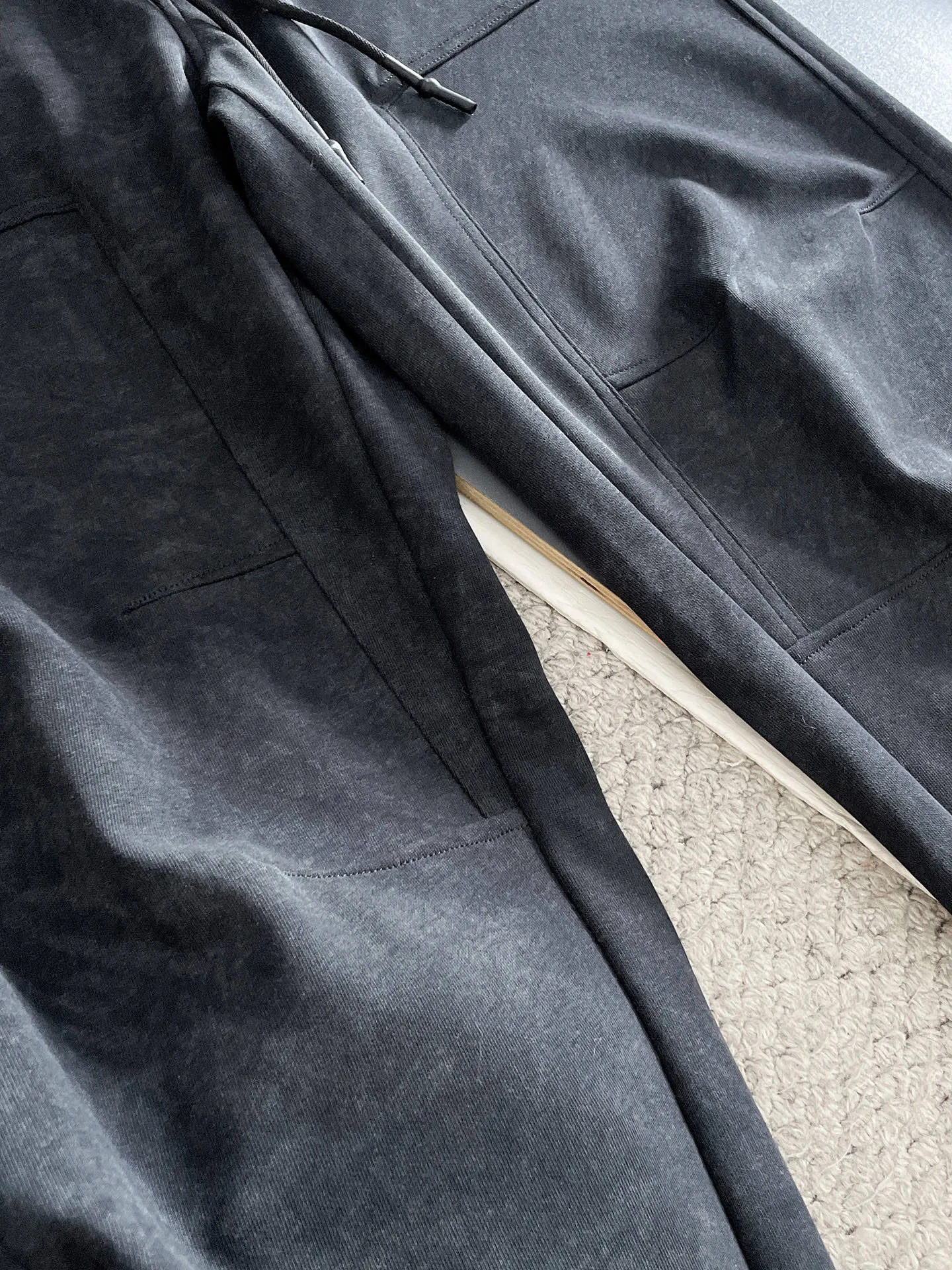 Y 3 🆕2026 Autumn and Winter New Arrival trousers and casual pants🎁 are on sale simultaneously on the official website. Brand Classic LOGO casual pants, customized fabrics, excellent comfort and strong touch. Highly recognisable, perfect appearance and craftsmanship. Size:M-3XL