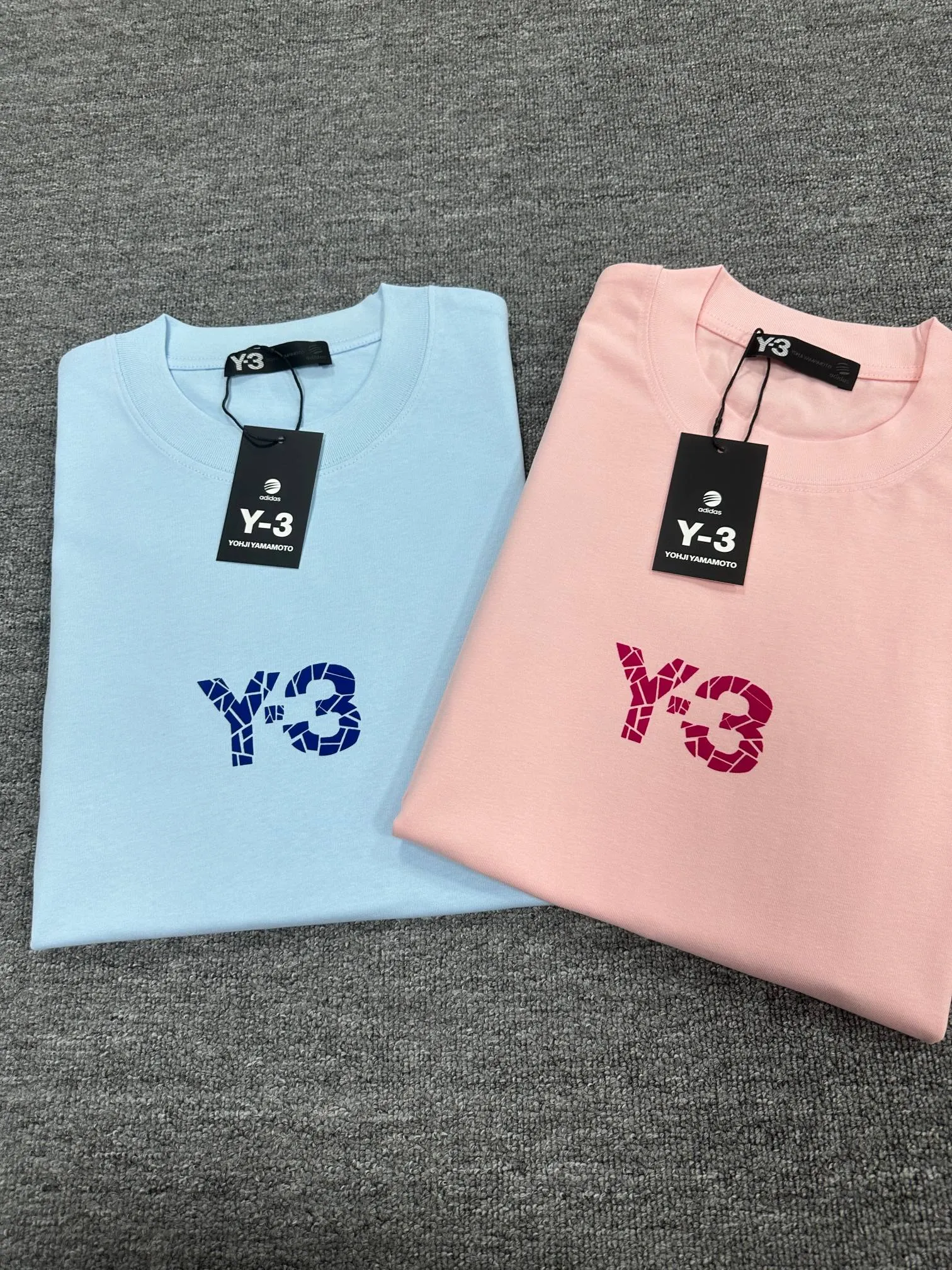 Y 3*Yamamoto*Yoji 2025 Spring and Summer New Arrival Simple signature letters three-dimensional flocking three-dimensional technology Y-3 Customized double yarn plain cotton fabric Short-sleeved T-shirt Men and women Same Style Color: Black White Light Pink Light Blue Size: S (90-130 catties) M (120-150 catties) L (140-165 catties) XL (160-180 catties) XXL (180 pounds)