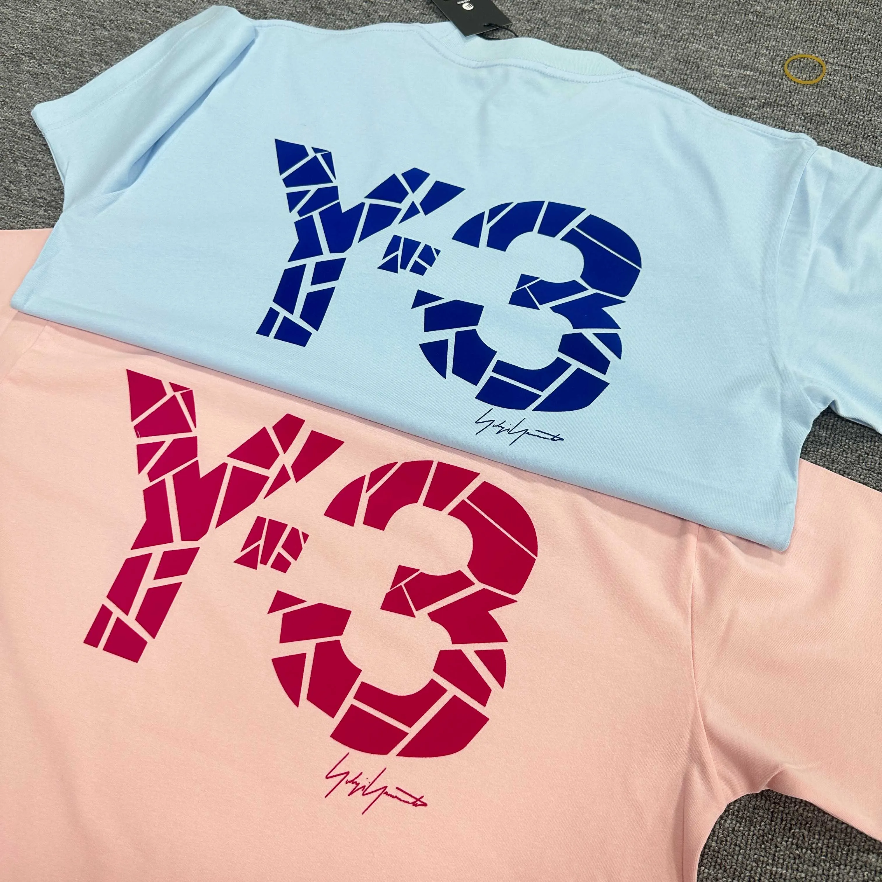 Y 3*Yamamoto*Yoji 2025 Spring and Summer New Arrival Simple signature letters three-dimensional flocking three-dimensional technology Y-3 Customized double yarn plain cotton fabric Short-sleeved T-shirt Men and women Same Style Color: Black White Light Pink Light Blue Size: S (90-130 catties) M (120-150 catties) L (140-165 catties) XL (160-180 catties) XXL (180 pounds)