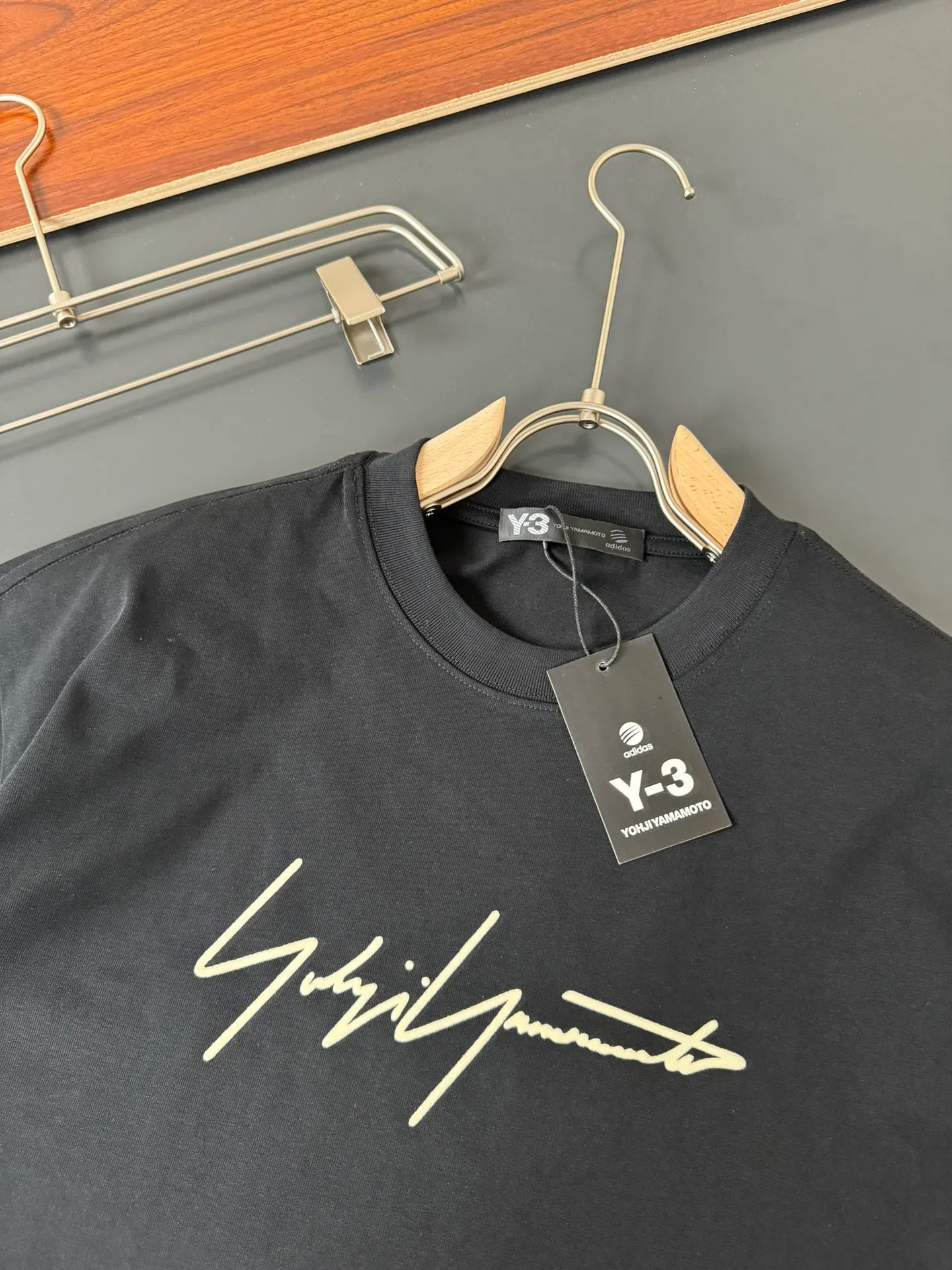 Y-3*Yoji Yamamoto*The most New Arrival round neck fashionable short-sleeved T-shirt in spring and summer, flocking➕printing process logo design, heavyweight pure cotton double yarn pure cotton fabric! Comfortable against the skin, durable and easy to wear, meticulous original craftsmanship, a must-have for casual Versatile Sizes S M L XL XXL