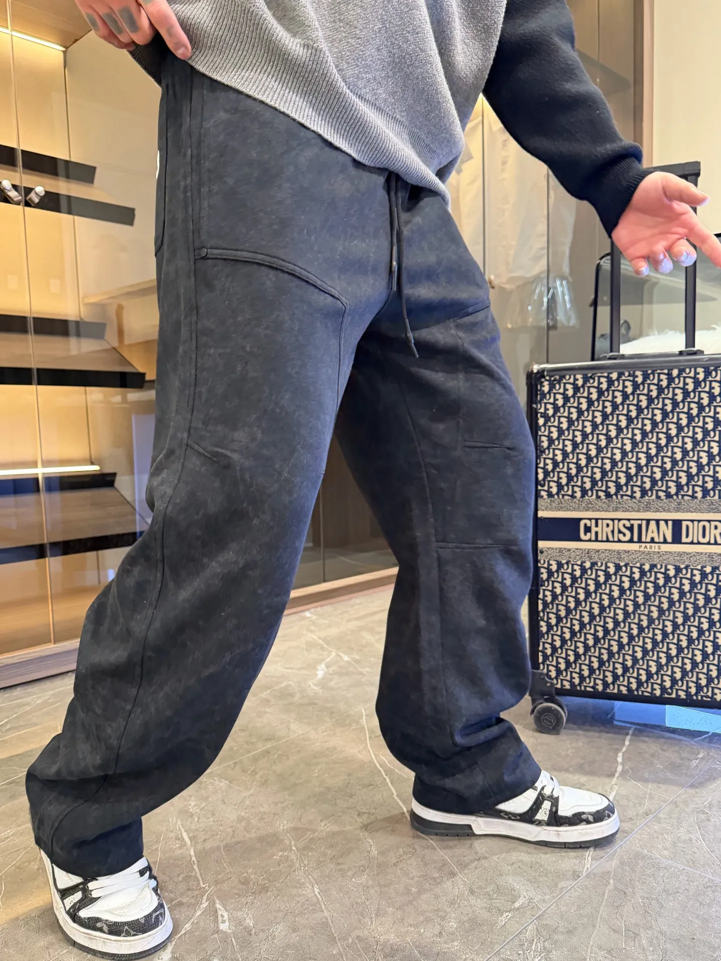 Y 3 🆕2026 Autumn and Winter New Arrival trousers and casual pants🎁 are on sale simultaneously on the official website. Brand Classic LOGO casual pants, customized fabrics, excellent comfort and strong touch. Highly recognisable, perfect appearance and craftsmanship. Size:M-3XL