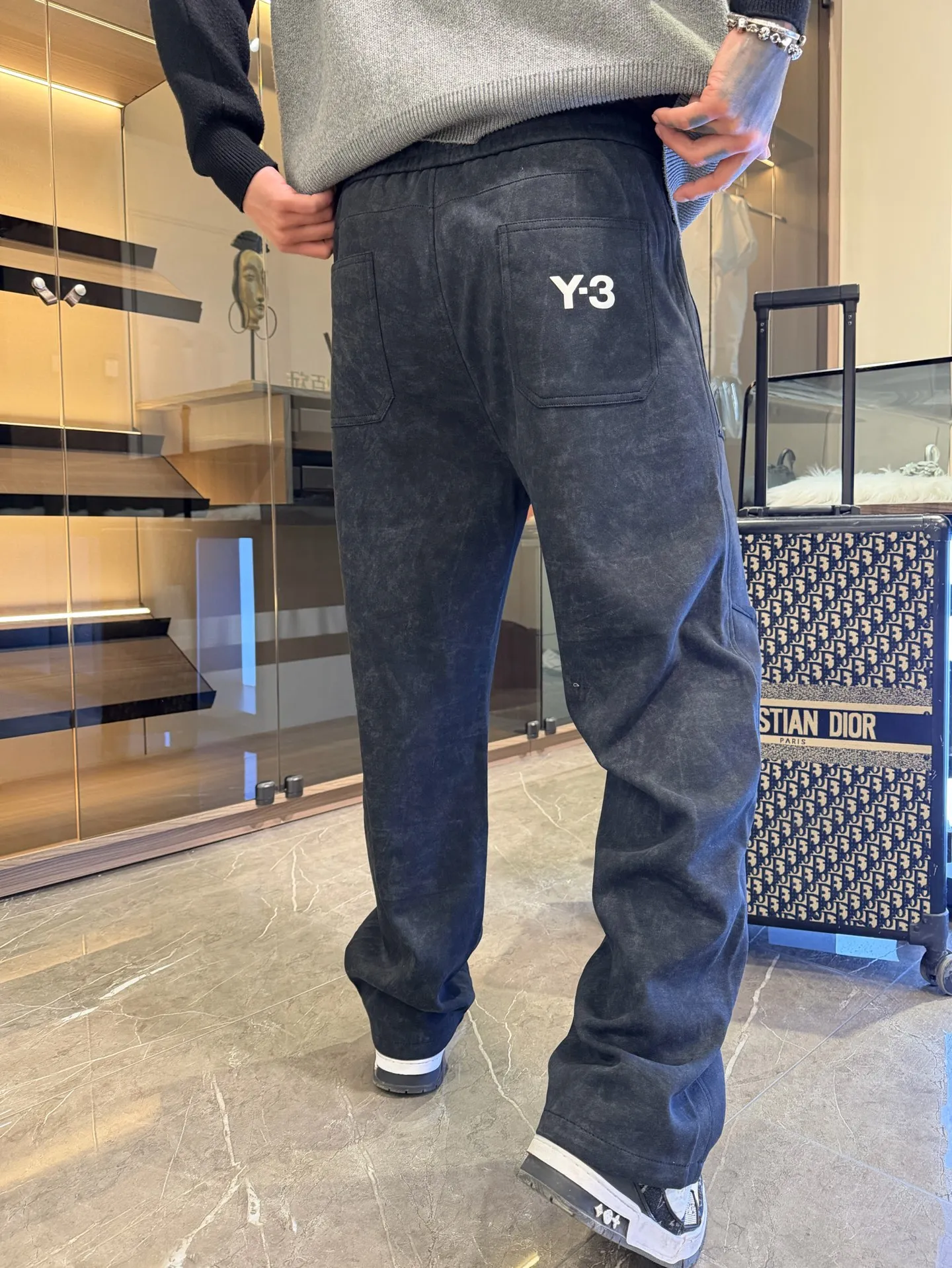 Y 3 🆕2026 Autumn and Winter New Arrival trousers and casual pants🎁 are on sale simultaneously on the official website. Brand Classic LOGO casual pants, customized fabrics, excellent comfort and strong touch. Highly recognisable, perfect appearance and craftsmanship. Size:M-3XL
