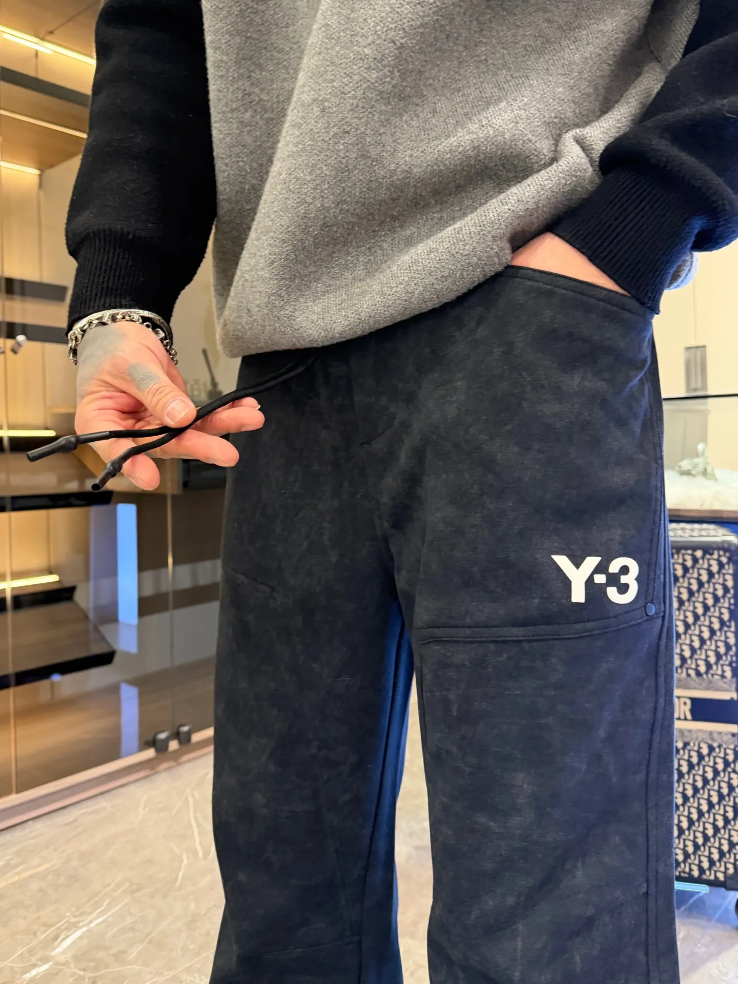 Y 3 🆕2026 Autumn and Winter New Arrival trousers and casual pants🎁 are on sale simultaneously on the official website. Brand Classic LOGO casual pants, customized fabrics, excellent comfort and strong touch. Highly recognisable, perfect appearance and craftsmanship. Size:M-3XL
