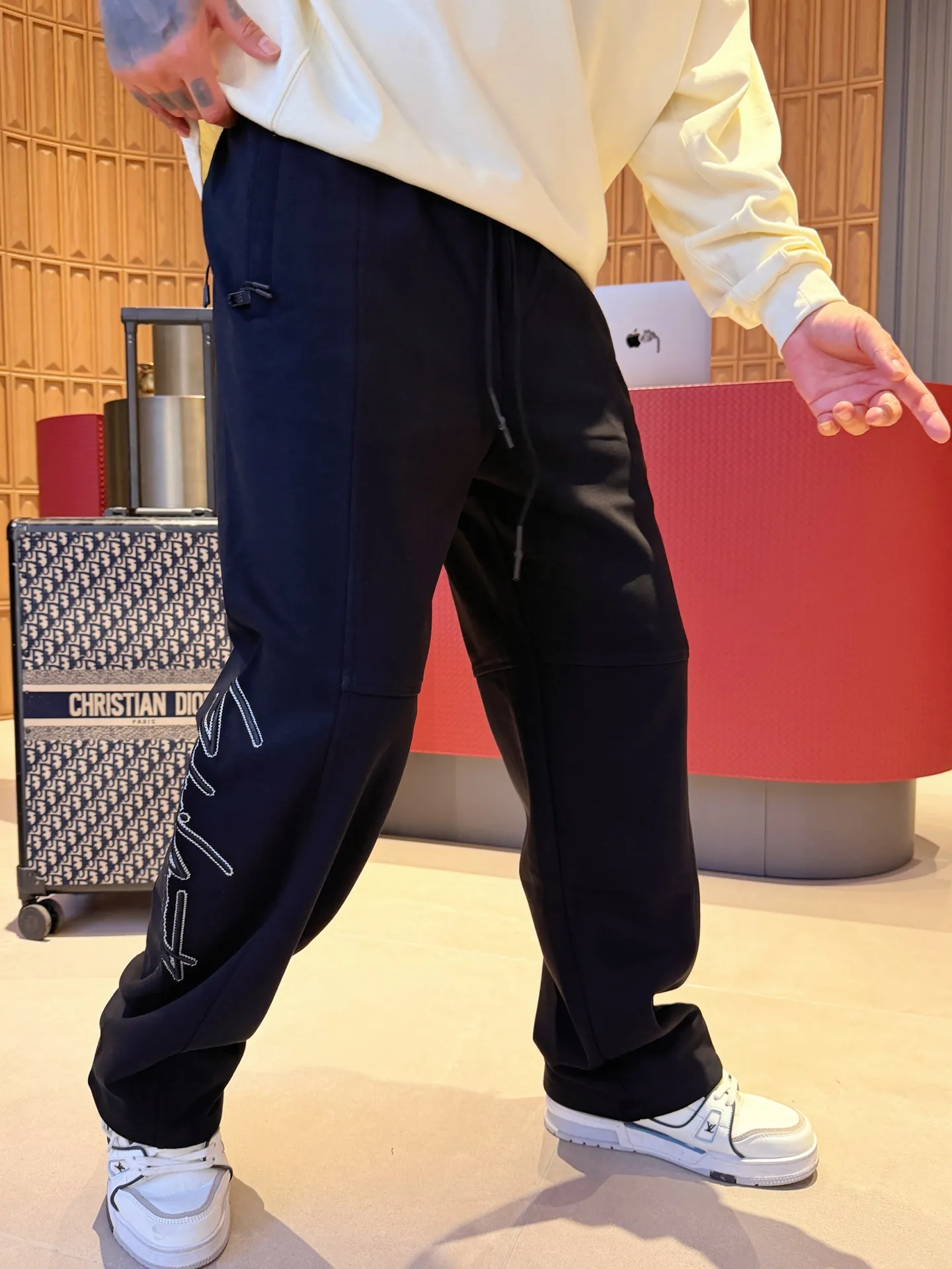 Y 3 [Higher version] The latest products for autumn and winter 2026, available at the counter simultaneously, original goods, fashionable casual trousers and casual pants, using imported original fabrics, top-grade embroidery 🪡 craft letter pattern logo, original hardware accessories decoration, simple yet fashionable, fashionable and handsome upper body, Sizes: M-3XL
