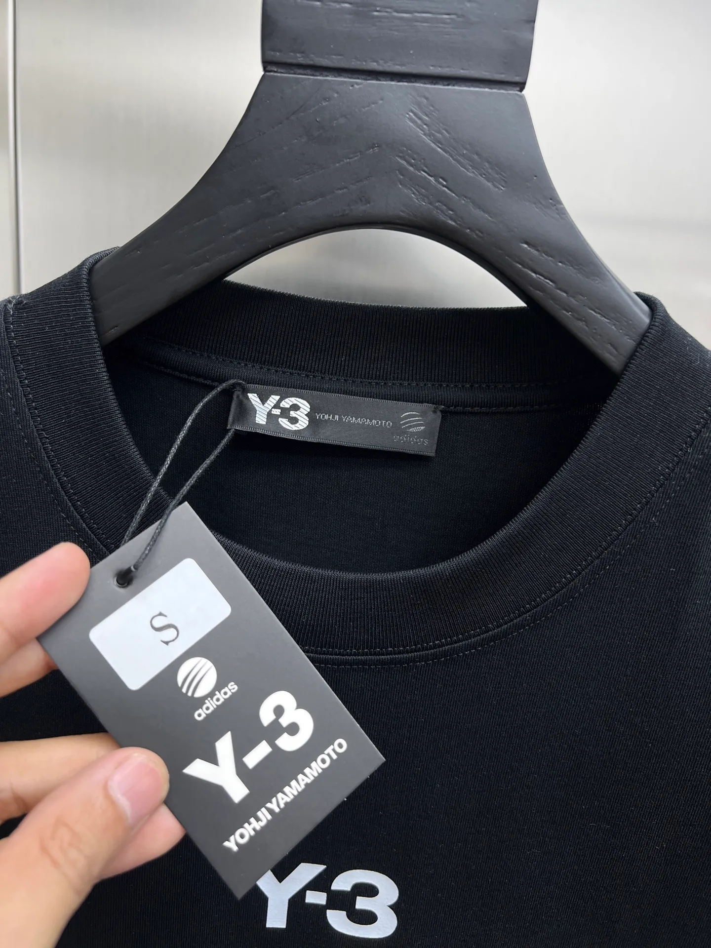Yohji Yamamoto Y 3🌟New Arrival letter printing double-layer heavy-duty short-sleeved T-shirt. Whether it is a T-shirt or a sweatshirt, the letter pattern is a hot sale item every year. The large-area front printing is directly sprayed by Dakangli digital printing machine. The cost is extremely high. After many debuggings, the color difference restoration of the pattern is close to 99% with the original version. It is different from the garbage offset printing version in the market. It is super time-consuming. The fabric is exclusively customized and dyed. Gram cotton double-strand 🐎🐎Size: S-XXL Black White 2 colors Size chart Chest Shoulder Width Clothes Length Sleeve Length S 110 54 69 21 M 114 56 71 22 L 118 58 73 22 XL 122 60 75 23 2XL 126 62 77 23