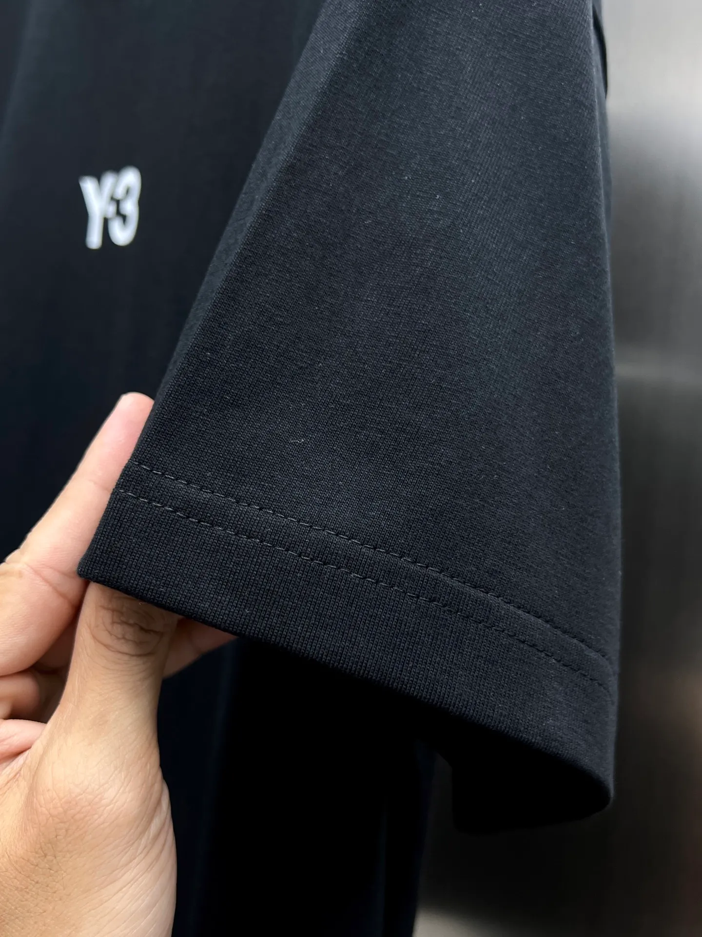 Yohji Yamamoto Y 3🌟New Arrival letter printing double-layer heavy-duty short-sleeved T-shirt. Whether it is a T-shirt or a sweatshirt, the letter pattern is a hot sale item every year. The large-area front printing is directly sprayed by Dakangli digital printing machine. The cost is extremely high. After many debuggings, the color difference restoration of the pattern is close to 99% with the original version. It is different from the garbage offset printing version in the market. It is super time-consuming. The fabric is exclusively customized and dyed. Gram cotton double-strand 🐎🐎Size: S-XXL Black White 2 colors Size chart Chest Shoulder Width Clothes Length Sleeve Length S 110 54 69 21 M 114 56 71 22 L 118 58 73 22 XL 122 60 75 23 2XL 126 62 77 23