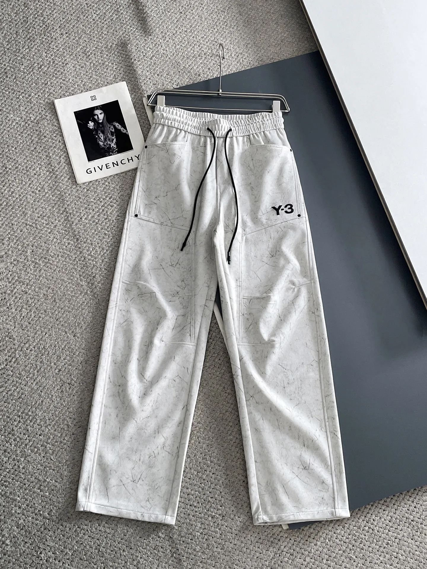 Y 3 🆕2026 Autumn and Winter New Arrival trousers and casual pants🎁 are on sale simultaneously on the official website. Brand Classic LOGO casual pants, customized fabrics, excellent comfort and strong touch. Highly recognisable, perfect appearance and craftsmanship. Size:M-3XL