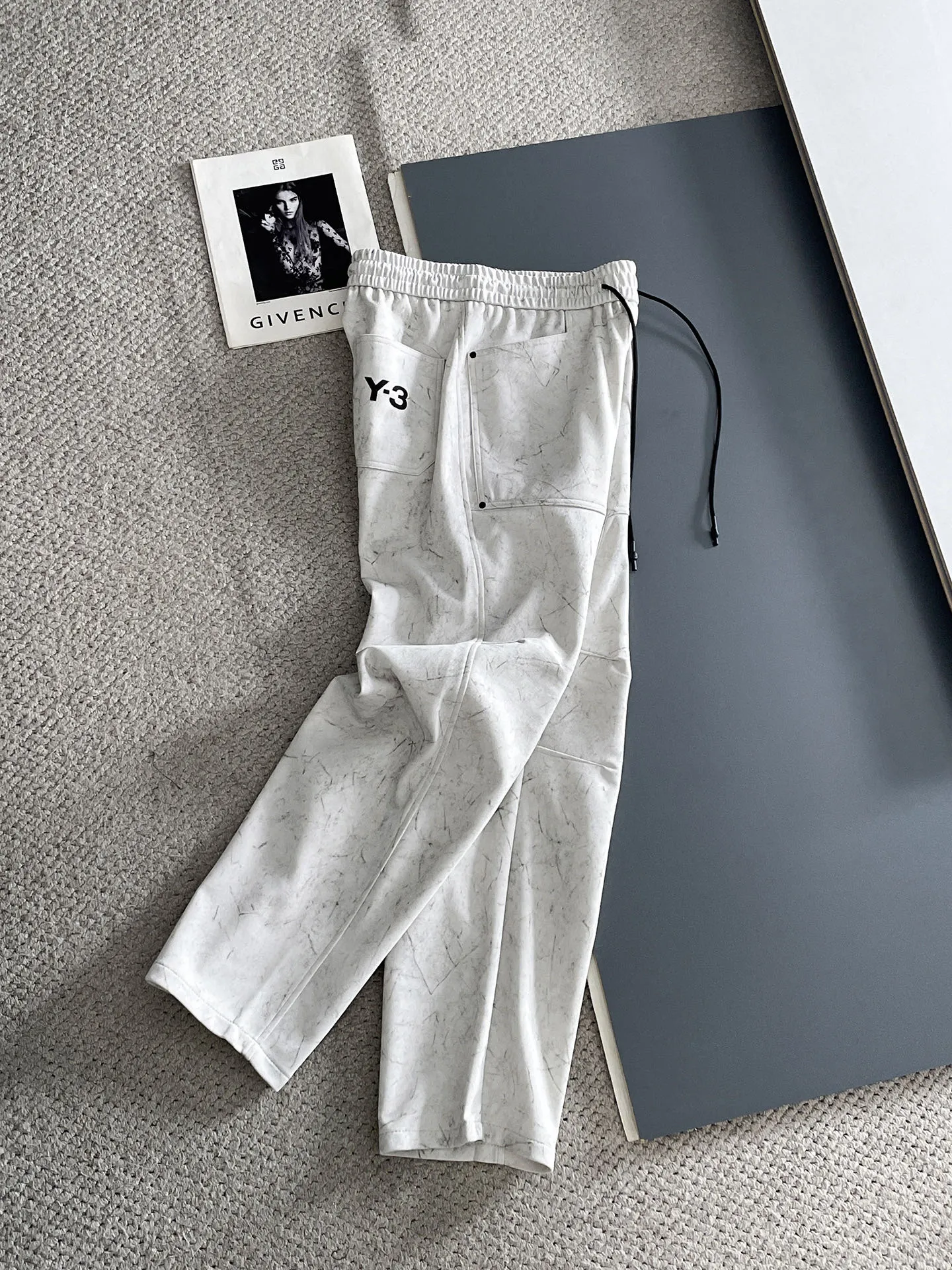 Y 3 🆕2026 Autumn and Winter New Arrival trousers and casual pants🎁 are on sale simultaneously on the official website. Brand Classic LOGO casual pants, customized fabrics, excellent comfort and strong touch. Highly recognisable, perfect appearance and craftsmanship. Size:M-3XL