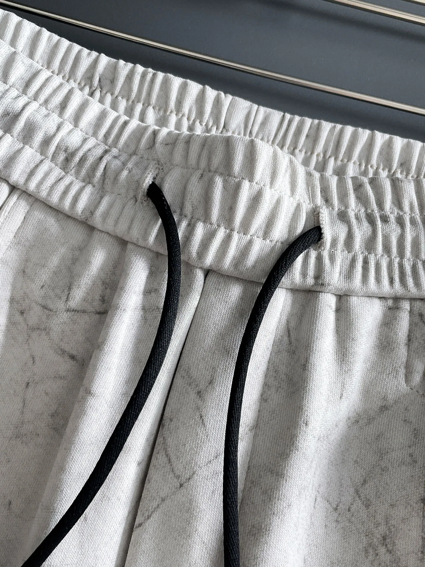 Y 3 🆕2026 Autumn and Winter New Arrival trousers and casual pants🎁 are on sale simultaneously on the official website. Brand Classic LOGO casual pants, customized fabrics, excellent comfort and strong touch. Highly recognisable, perfect appearance and craftsmanship. Size:M-3XL
