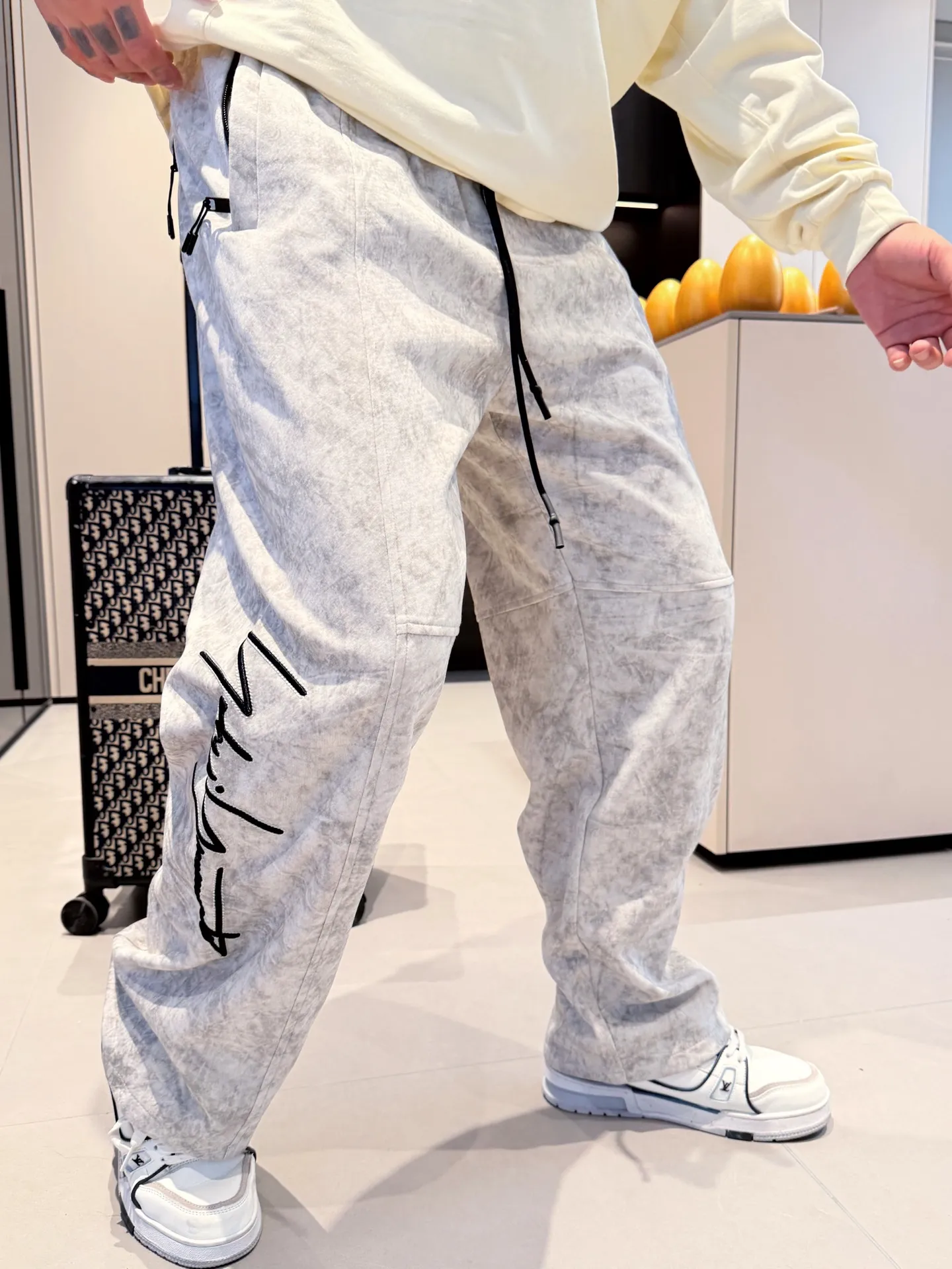 Y 3 [Higher version] The latest products for autumn and winter 2026, available at the counter simultaneously, original goods, fashionable casual trousers and casual pants, using imported original fabrics, top-grade embroidery 🪡 craft letter pattern logo, original hardware accessories decoration, simple yet fashionable, fashionable and handsome upper body, Sizes: M-3XL