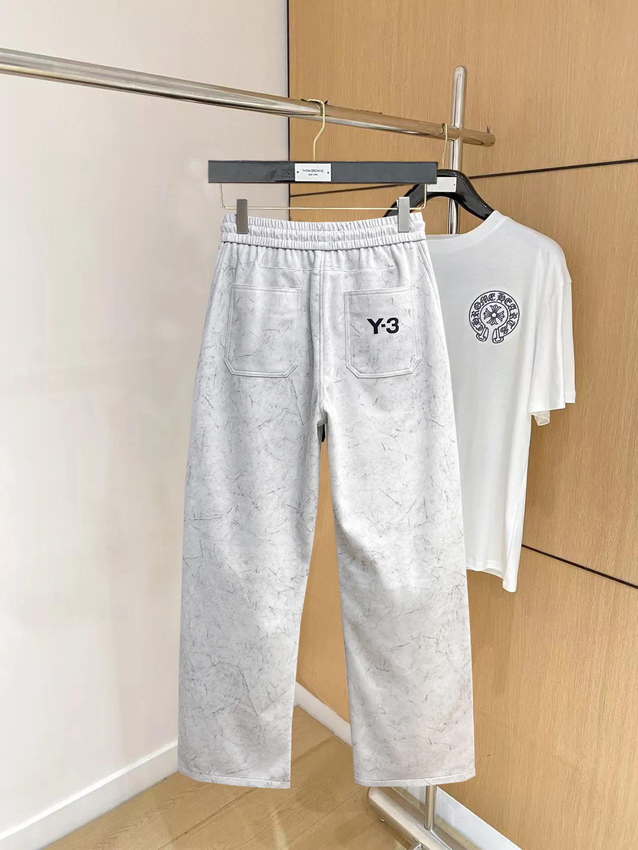 Y 3 🆕2026 Autumn and Winter New Arrival trousers and casual pants🎁 are on sale simultaneously on the official website. Brand Classic LOGO casual pants, customized fabrics, excellent comfort and strong touch. Highly recognisable, perfect appearance and craftsmanship. Size:M-3XL