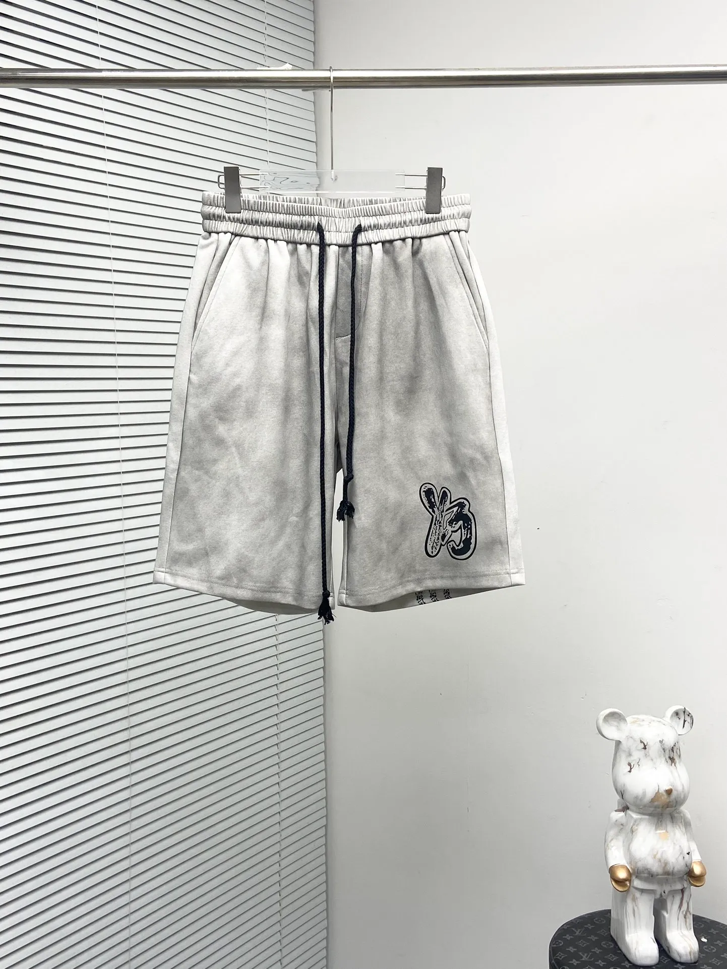 Y 3 Complete three standards 2026 summer New Arrival men's casual shorts, advanced custom-made Breathable fabric Breathable fabric with high elasticity and comfort, impeccable details, top-grade accessories, original logo design concept, delicate and soft feel! The upper body fit is awesome! Size: M-XXXL Please state your height and weight when ordering