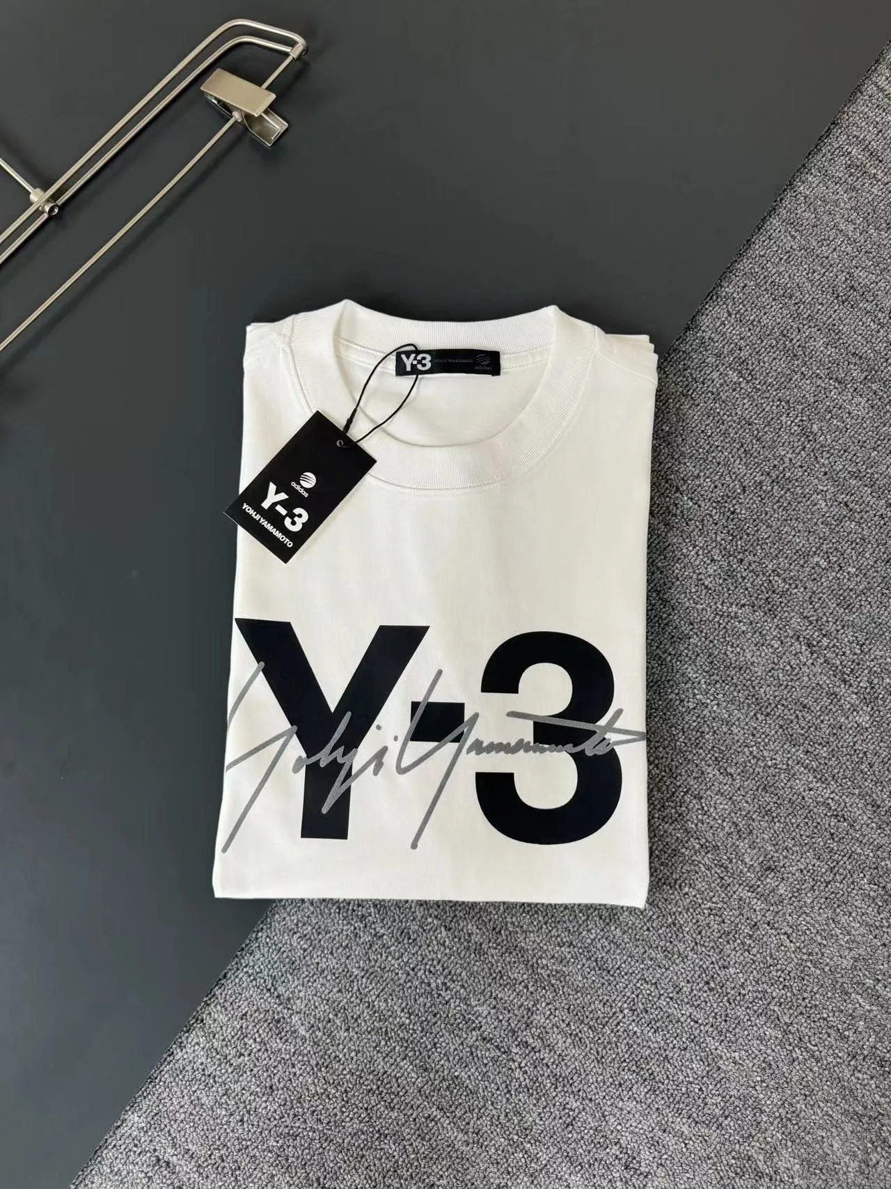 Y 3 Yohji Yamamoto*The latest arrival round neck fashionable short-sleeved T-shirt for spring and summer, made of heavyweight pure cotton double yarn pure cotton fabric! Comfortable against the skin, durable and easy to wear, foam ➕ printing process logo design, original factory meticulous craftsmanship, casual Versatile must-have size Sizes S M L XL XXL
