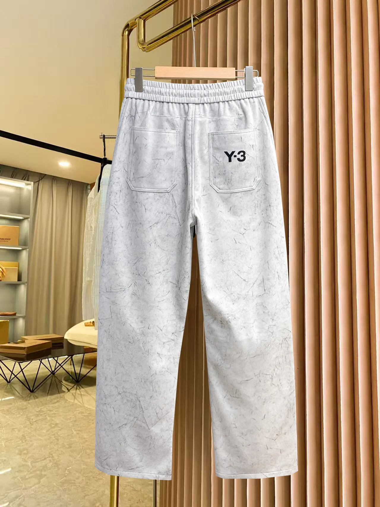 Y 3 🆕2026 Autumn and Winter New Arrival trousers and casual pants🎁 are on sale simultaneously on the official website. Brand Classic LOGO casual pants, customized fabrics, excellent comfort and strong touch. Highly recognisable, perfect appearance and craftsmanship. Size:M-3XL