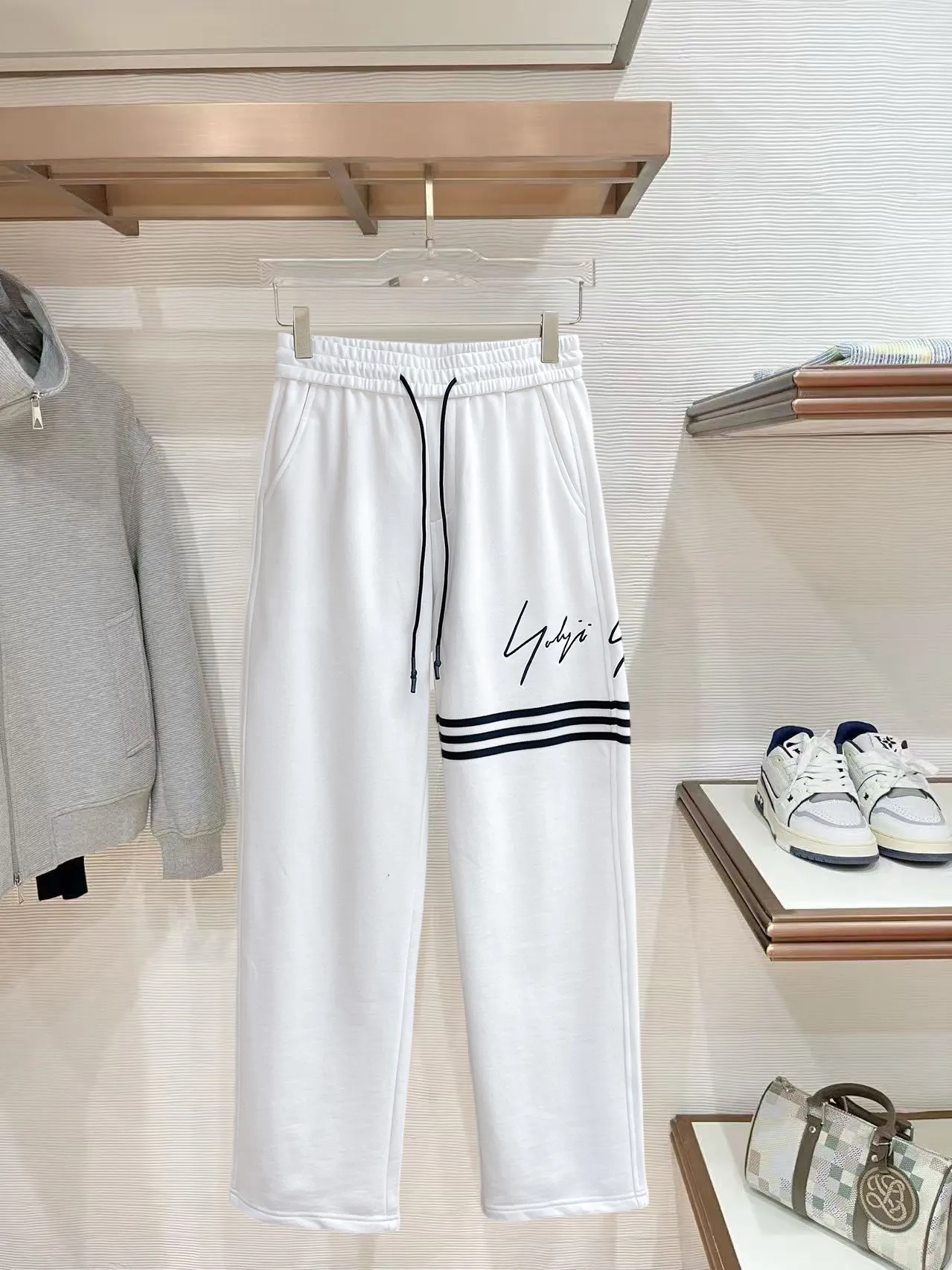 Y 3 [Higher version] The latest products for autumn and winter 2026, available at the counter simultaneously, original goods, fashionable casual trousers and casual pants, using imported original fabrics, top-grade embroidery 🪡 craft letter pattern logo, original hardware accessories decoration, simple yet fashionable, fashionable and handsome upper body, Sizes: M-3XL