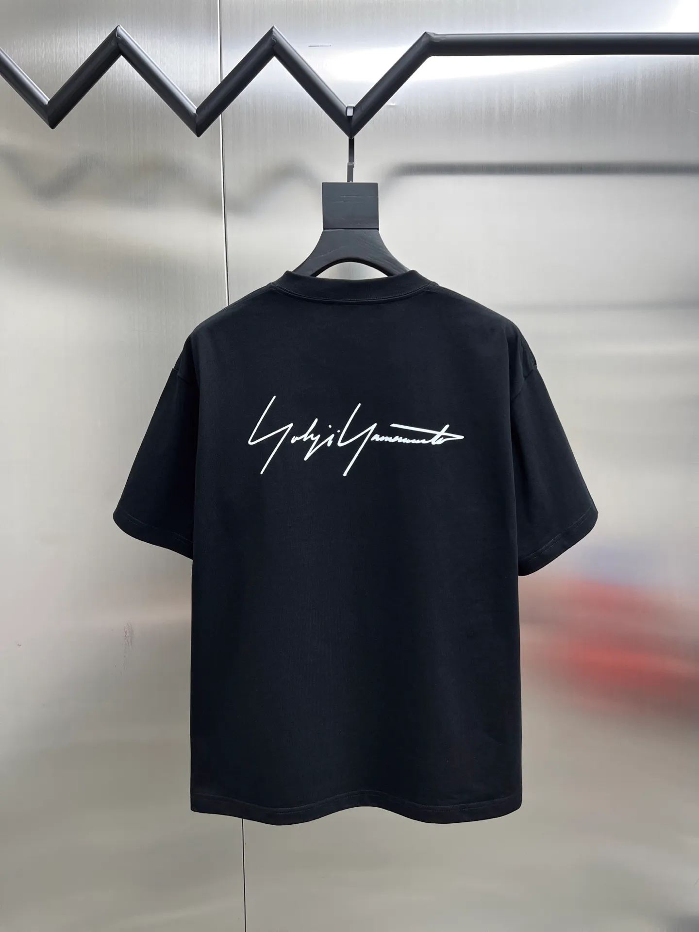 Yohji Yamamoto Y 3🌟New Arrival letter printing double-layer heavy-duty short-sleeved T-shirt. Whether it is a T-shirt or a sweatshirt, the letter pattern is a hot sale item every year. The large-area front printing is directly sprayed by Dakangli digital printing machine. The cost is extremely high. After many debuggings, the color difference restoration of the pattern is close to 99% with the original version. It is different from the garbage offset printing version in the market. It is super time-consuming. The fabric is exclusively customized and dyed. Gram cotton double-strand 🐎🐎Size: S-XXL Black White 2 colors Size chart Chest Shoulder Width Clothes Length Sleeve Length S 110 54 69 21 M 114 56 71 22 L 118 58 73 22 XL 122 60 75 23 2XL 126 62 77 23