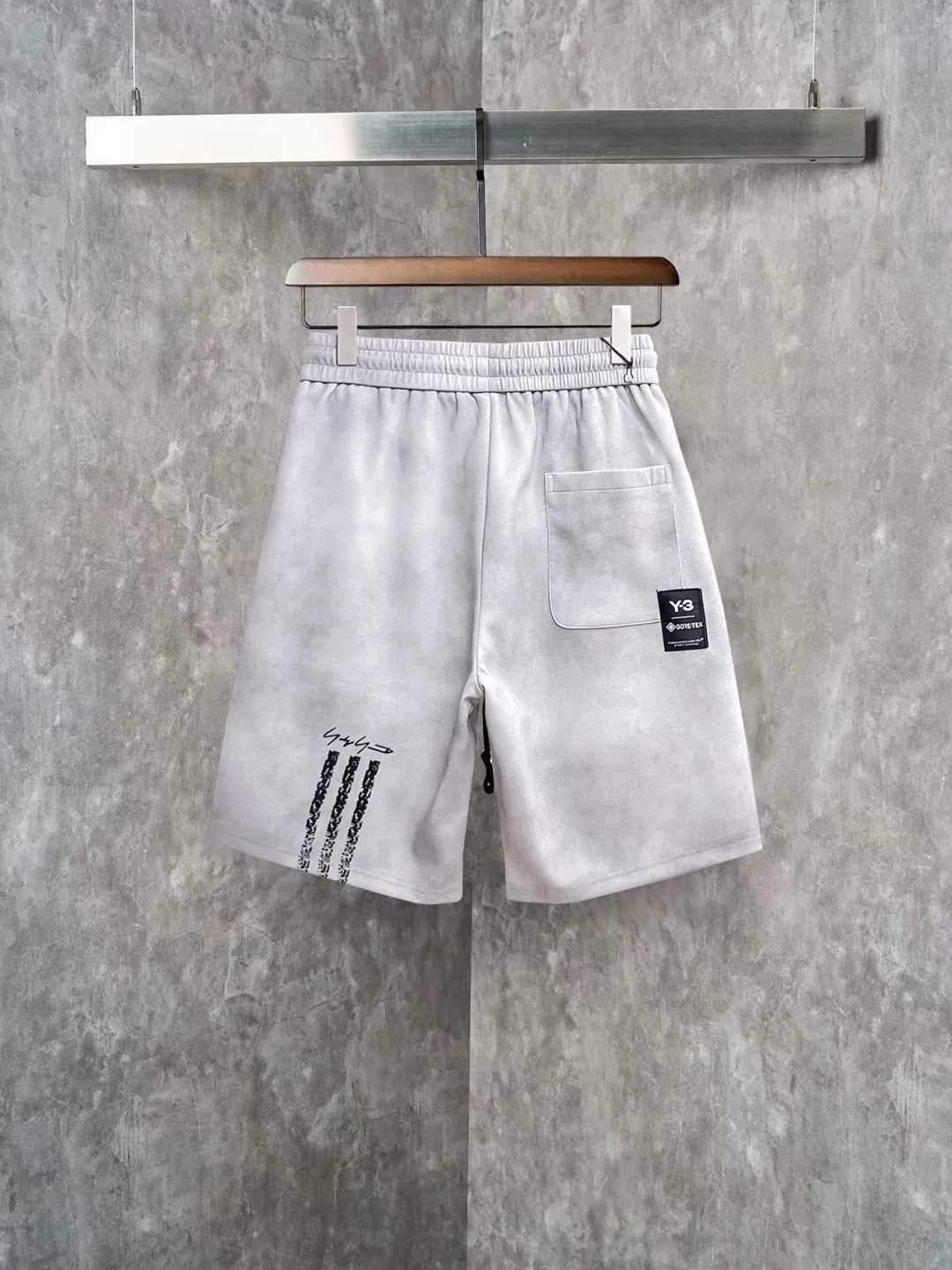 Y 3 Complete three standards 2026 summer New Arrival men's casual shorts, advanced custom-made Breathable fabric Breathable fabric with high elasticity and comfort, impeccable details, top-grade accessories, original logo design concept, delicate and soft feel! The upper body fit is awesome! Size: M-XXXL Please state your height and weight when ordering