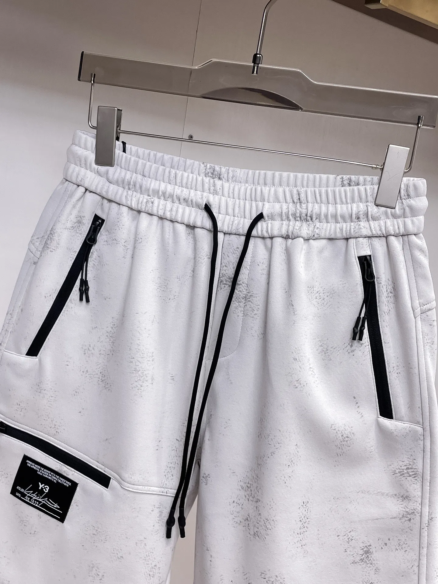 Y 3 Complete three standards 2025 summer New Arrival men's casual shorts, advanced custom-made Breathable fabric Breathable fabric with high stretch and comfort, impeccable details, top-grade accessories, original logo design concept, delicate and soft feel! The upper body fit is awesome! Size: M-XXXL Please state your height and weight when ordering