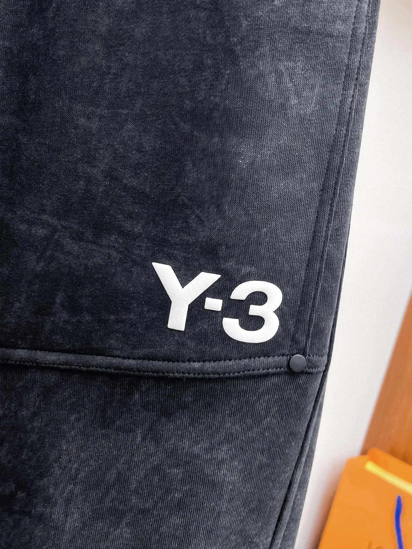 Y 3 🆕2026 Autumn and Winter New Arrival trousers and casual pants🎁 are on sale simultaneously on the official website. Brand Classic LOGO casual pants, customized fabrics, excellent comfort and strong touch. Highly recognisable, perfect appearance and craftsmanship. Size:M-3XL