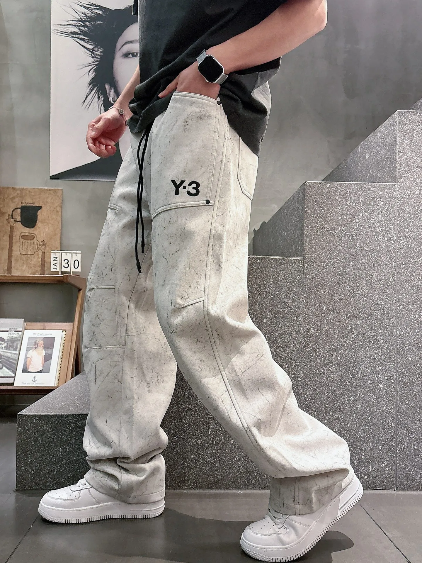 Y 3 🆕2026 Autumn and Winter New Arrival trousers and casual pants🎁 are on sale simultaneously on the official website. Brand Classic LOGO casual pants, customized fabrics, excellent comfort and strong touch. Highly recognisable, perfect appearance and craftsmanship. Size:M-3XL